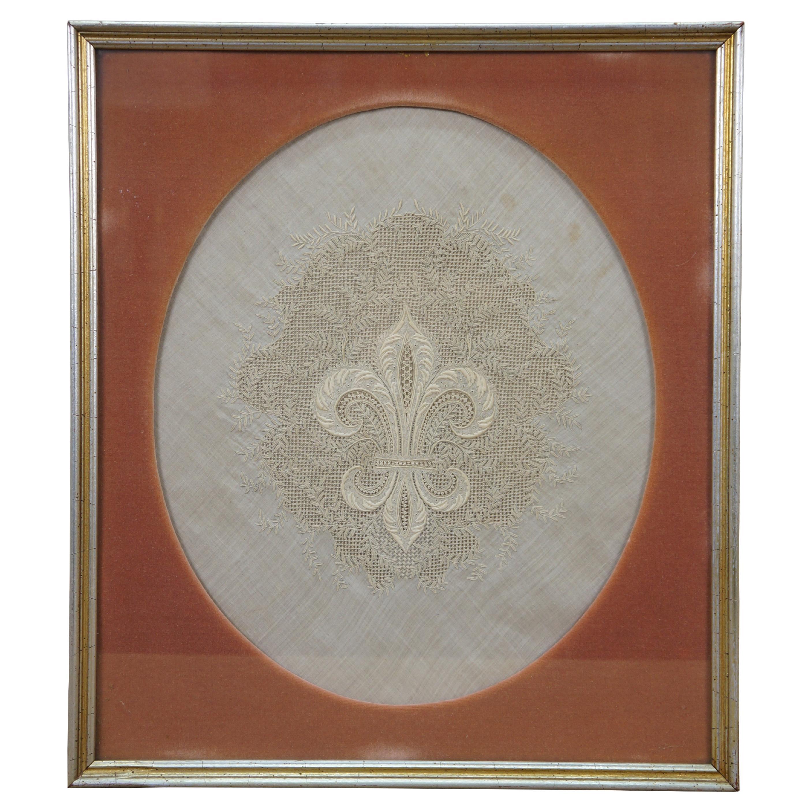 Antique French gerahmt weißem Leinen & Spitze Fleur de Lis bestickt Textil 17" im Angebot