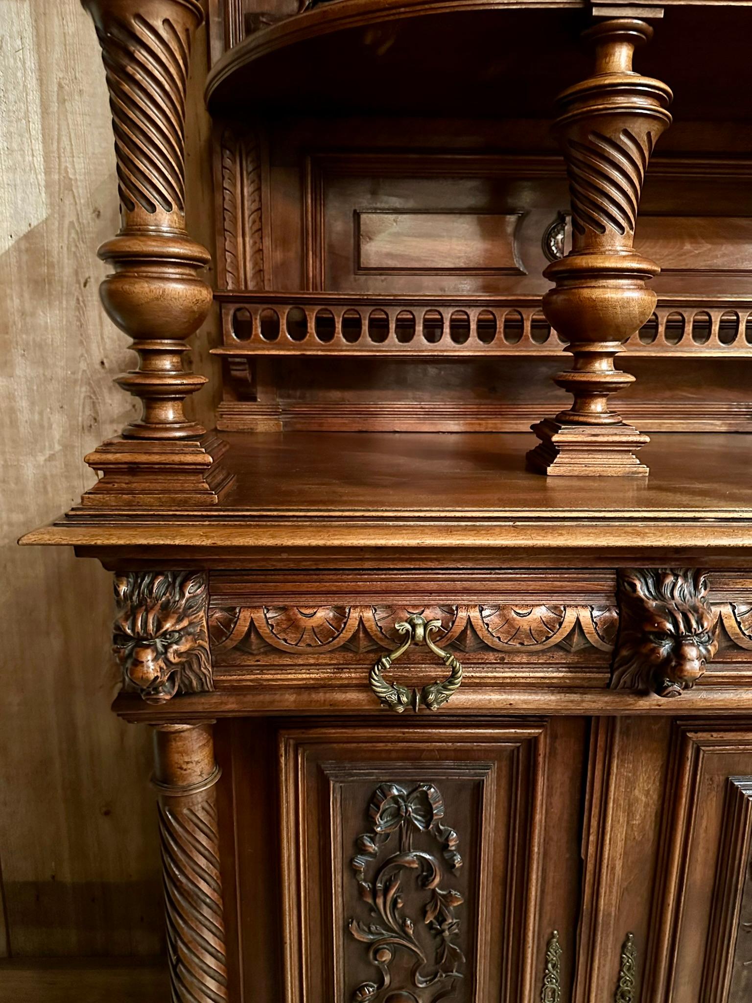 Antique French François Premier Kabinett aus geschnitztem Nussbaum, CIRCA 1870. im Angebot 5