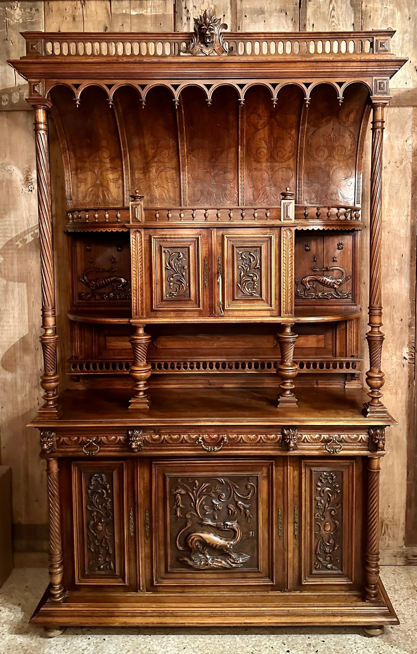 Antique French François Premier Kabinett aus geschnitztem Nussbaum, CIRCA 1870. (Französisch) im Angebot