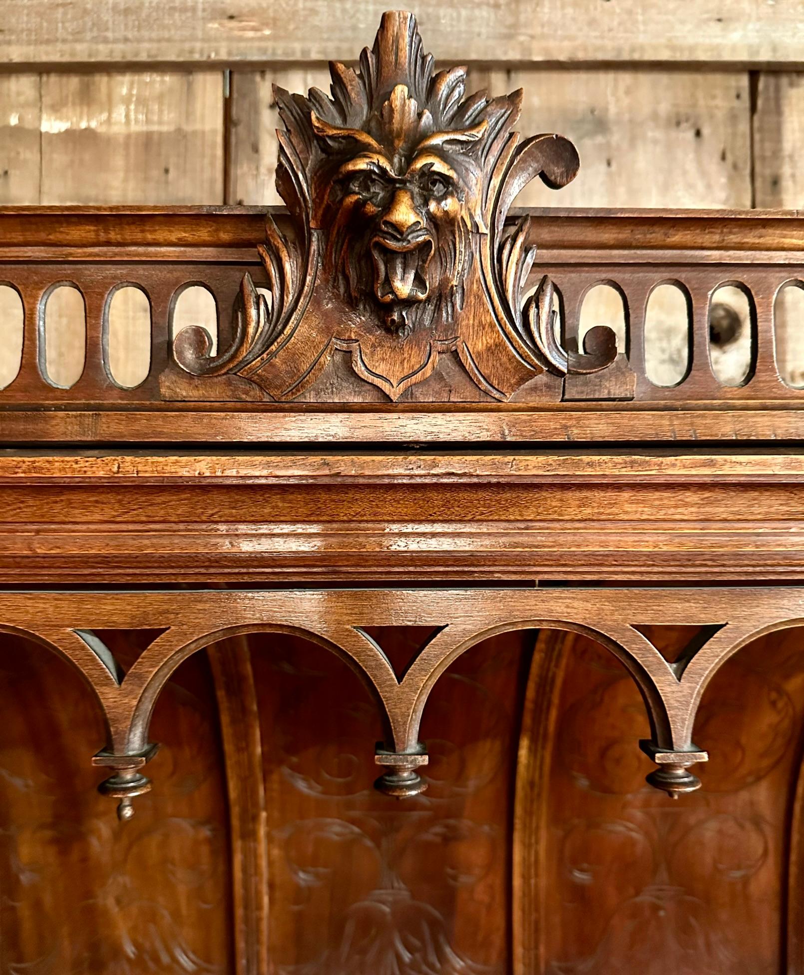 Antique French François Premier Kabinett aus geschnitztem Nussbaum, CIRCA 1870. (Walnuss) im Angebot