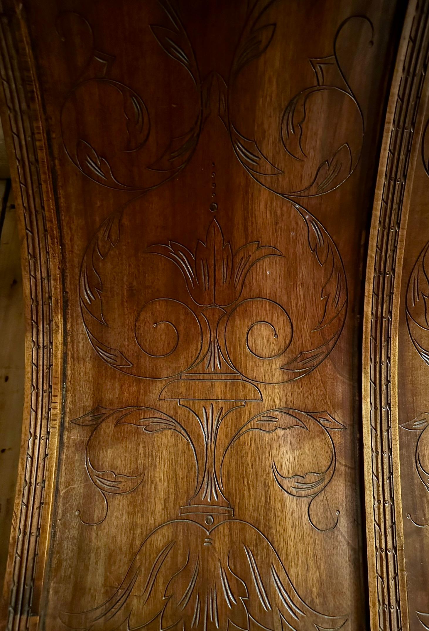 Antique French François Premier Kabinett aus geschnitztem Nussbaum, CIRCA 1870. im Angebot 2