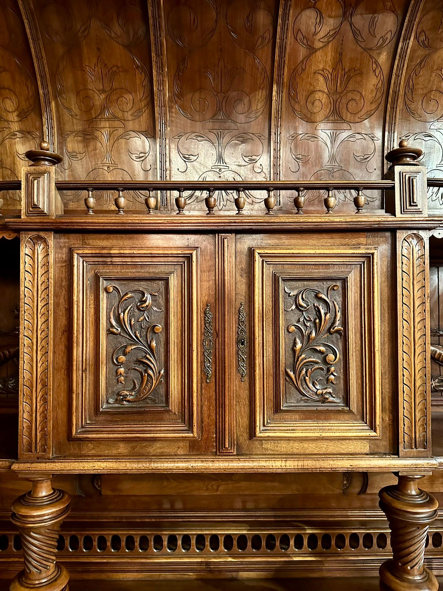 Antique French François Premier Kabinett aus geschnitztem Nussbaum, CIRCA 1870. im Angebot 3