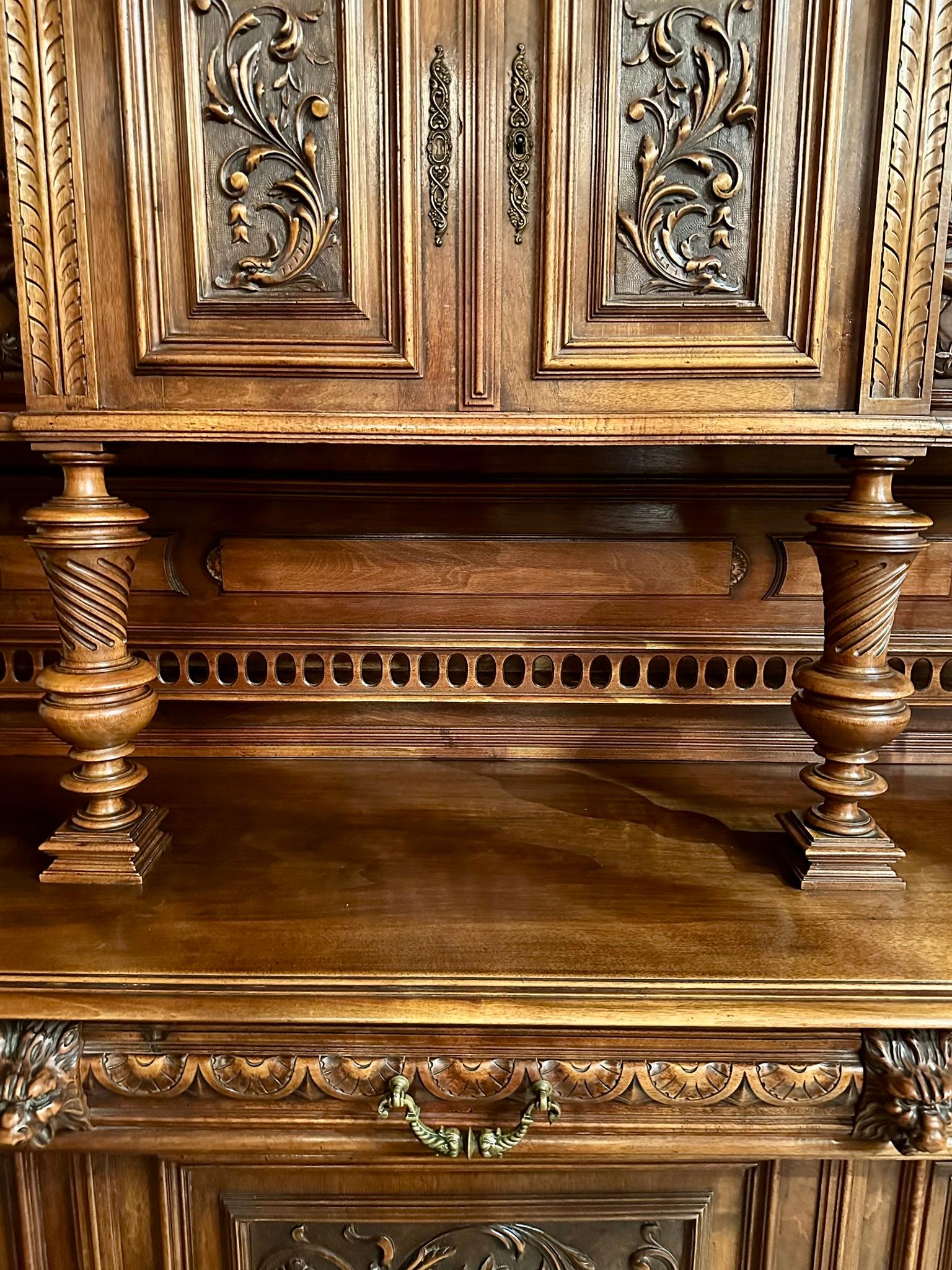 Antique French François Premier Kabinett aus geschnitztem Nussbaum, CIRCA 1870. im Angebot 4
