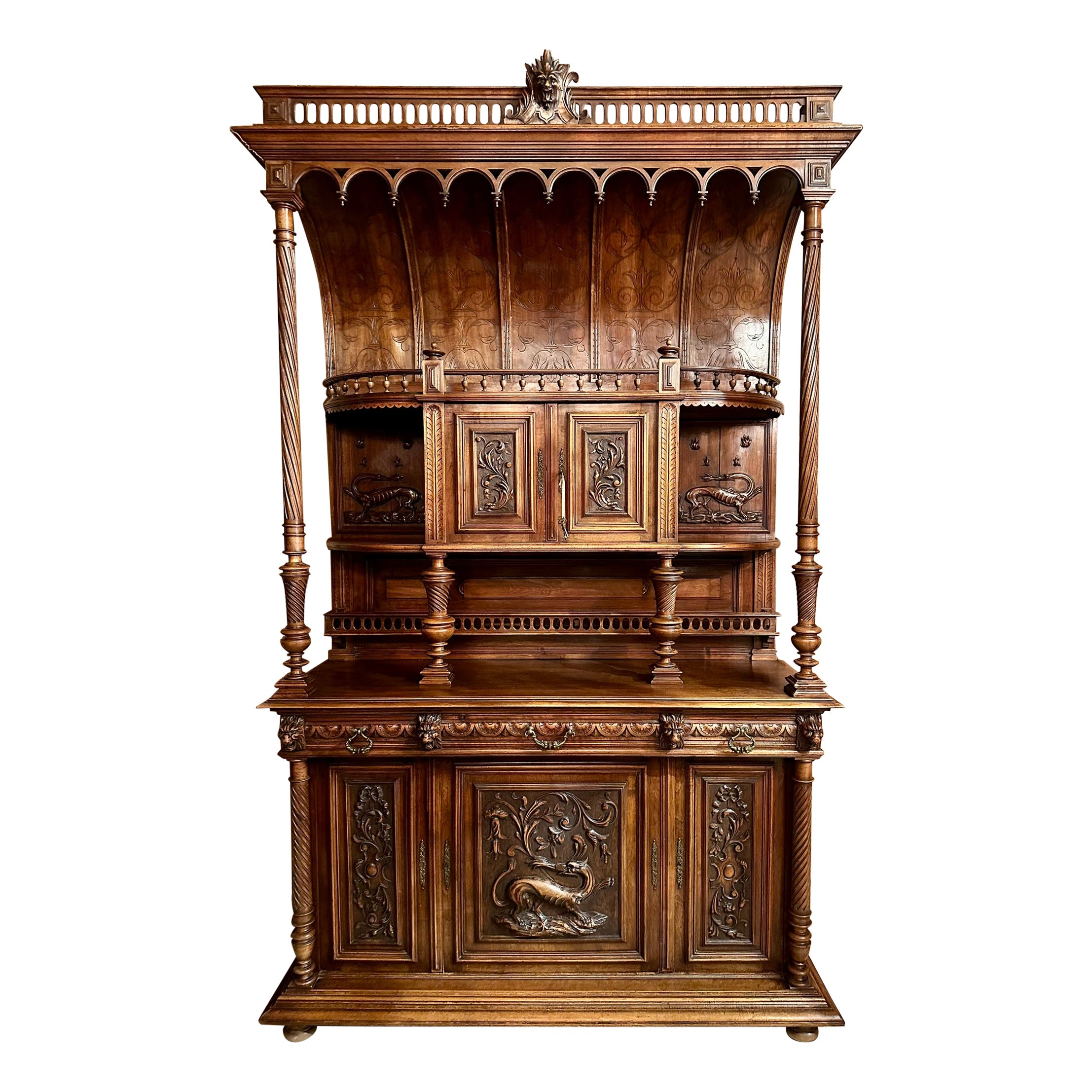 Antique French François Premier Kabinett aus geschnitztem Nussbaum, CIRCA 1870. im Angebot