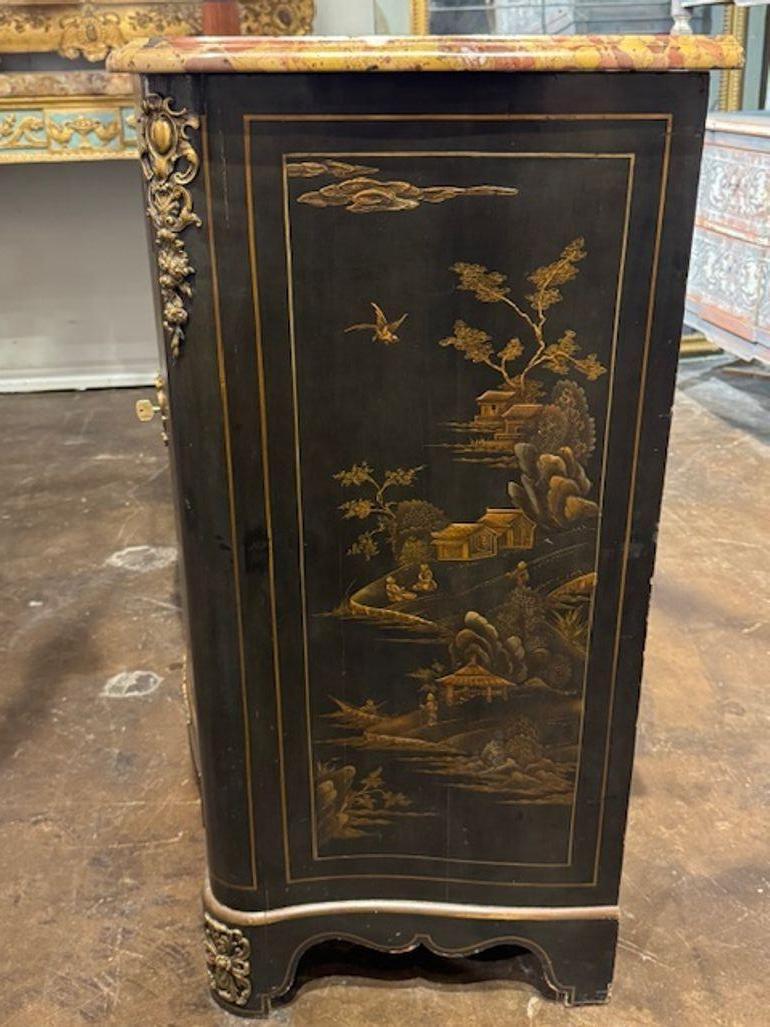 Este Armario de Estilo Maison Jansen Francés Antiguo con Diseño de Chinoiserie es un mueble impresionante que destila elegancia y sofisticación. El intrincado diseño chinoiserie junto con la encimera de mármol lo convierten en un complemento único y