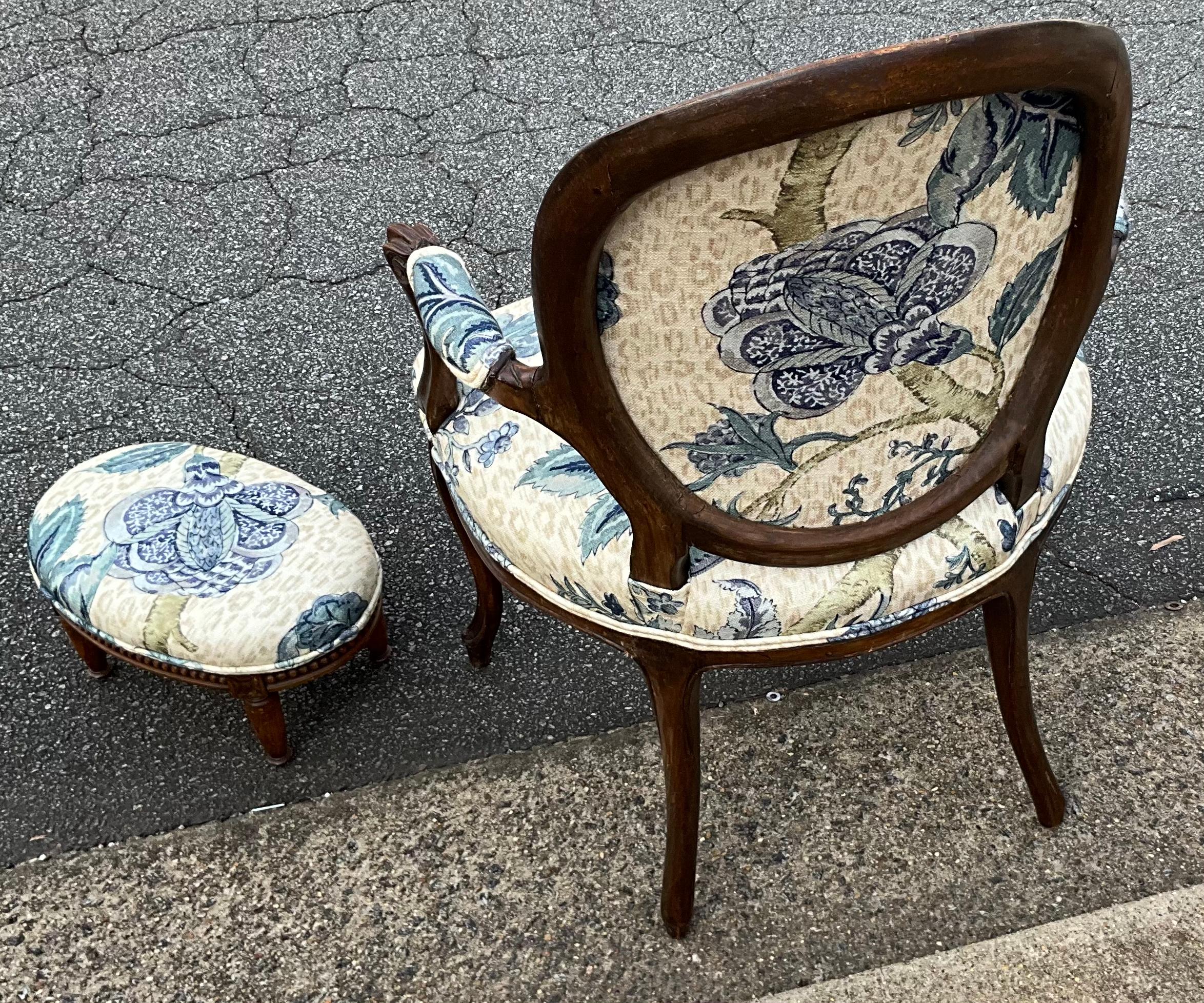 Antiker französischer Berger-Stuhl und Ottomane aus Obstholz mit Blumenmuster und Leopardenmotiv in Blau - S/2 (Louis XV.) im Angebot