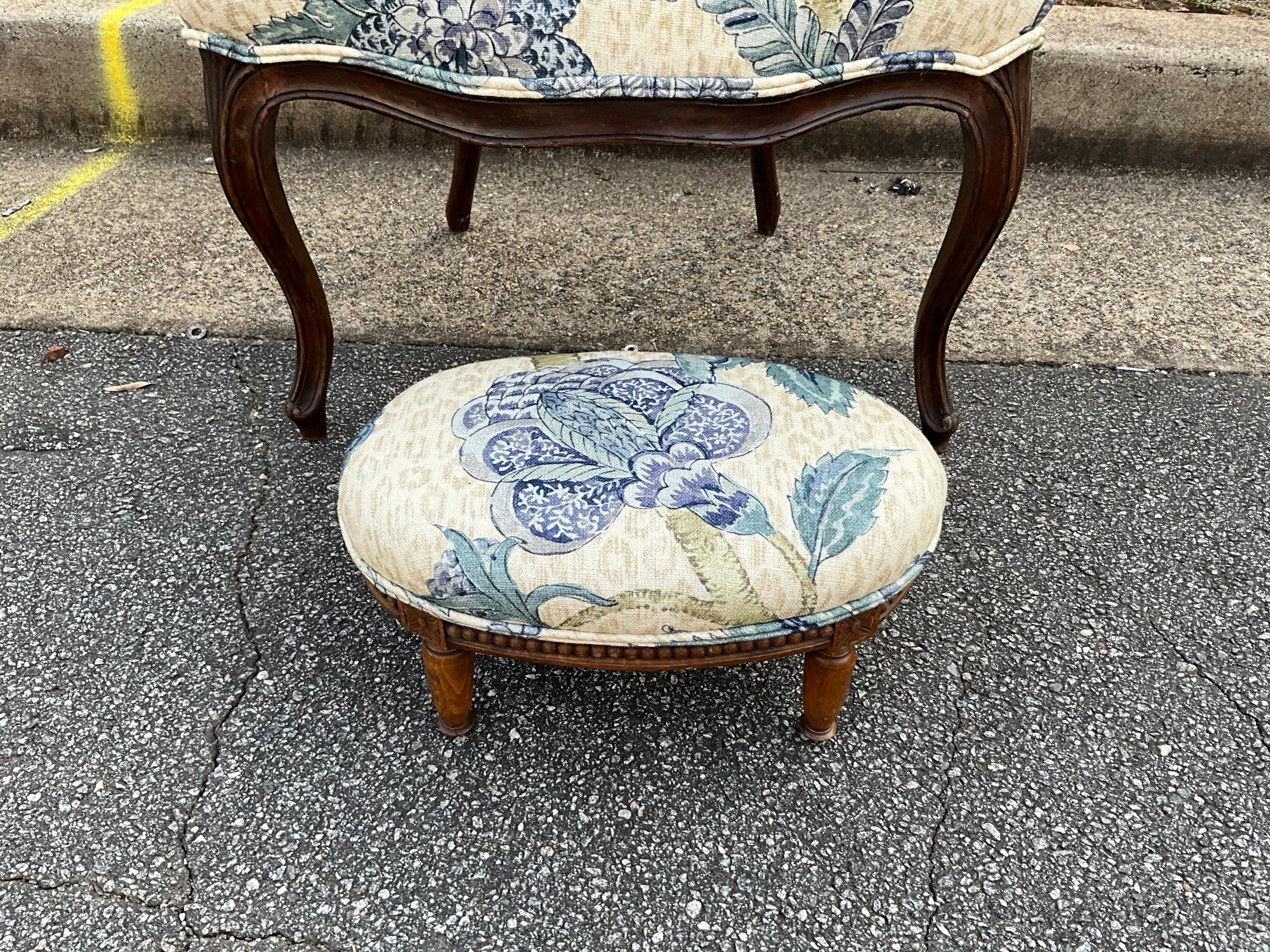 Antiker französischer Berger-Stuhl und Ottomane aus Obstholz mit Blumenmuster und Leopardenmotiv in Blau - S/2 (Polster) im Angebot