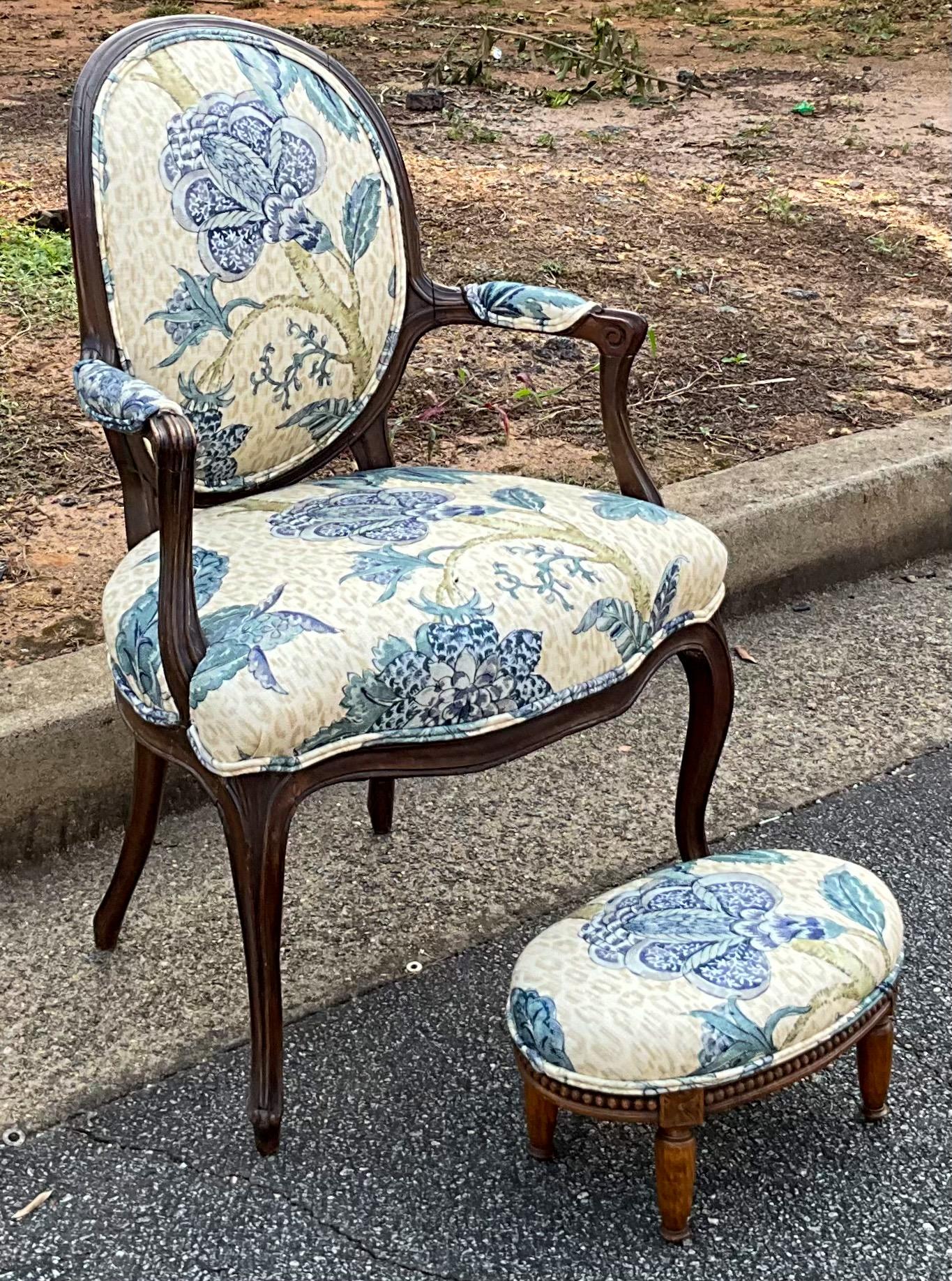 Antiker französischer Berger-Stuhl und Ottomane aus Obstholz mit Blumenmuster und Leopardenmotiv in Blau - S/2 im Angebot 1