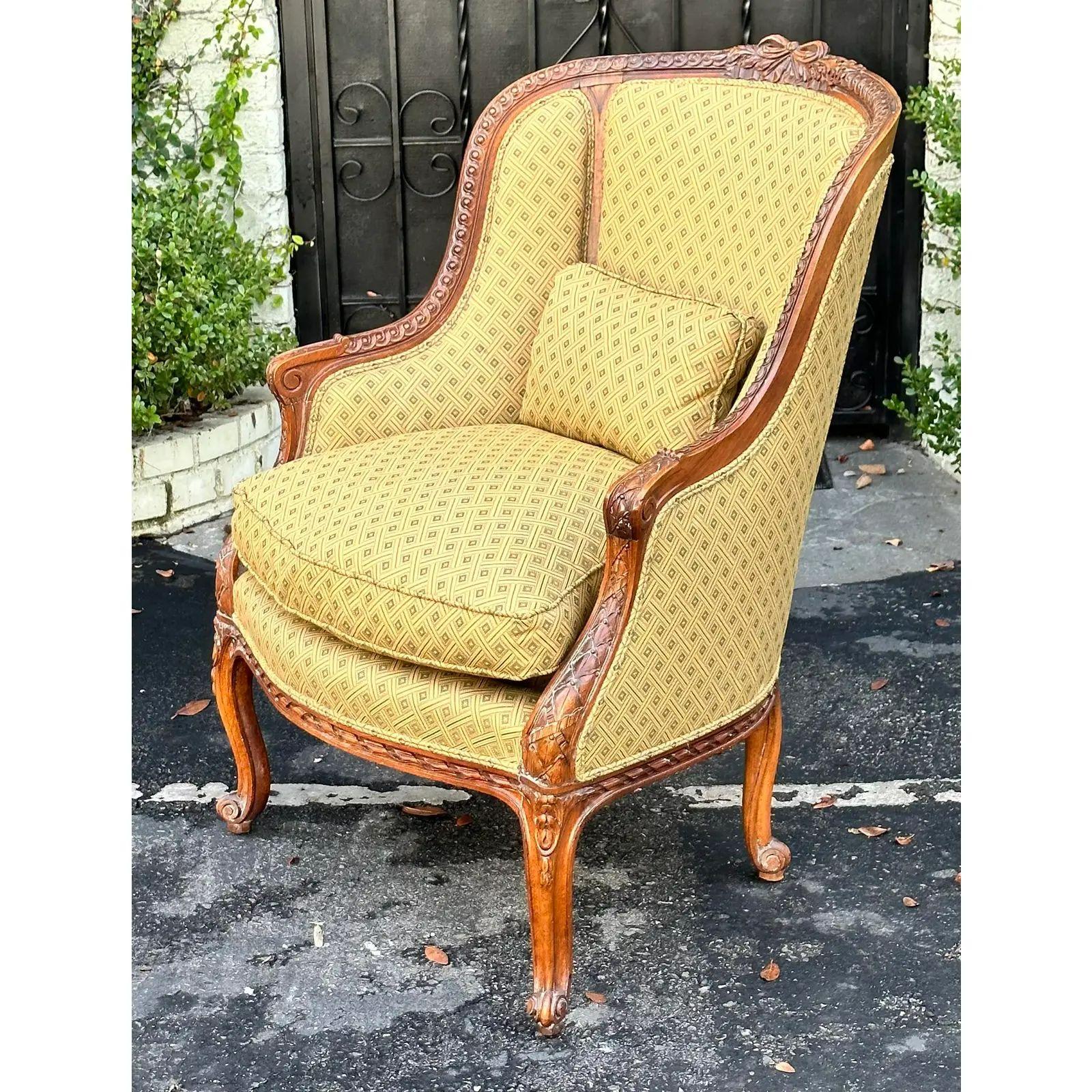 Antiker französischer Bergere-Sessel aus Obstholz, 19. Jahrhundert im Angebot 1