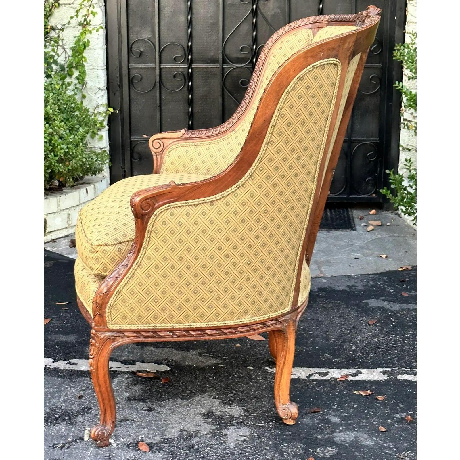 Louis XV Fauteuil bergère ancien en bois fruitier français, 19ème siècle en vente