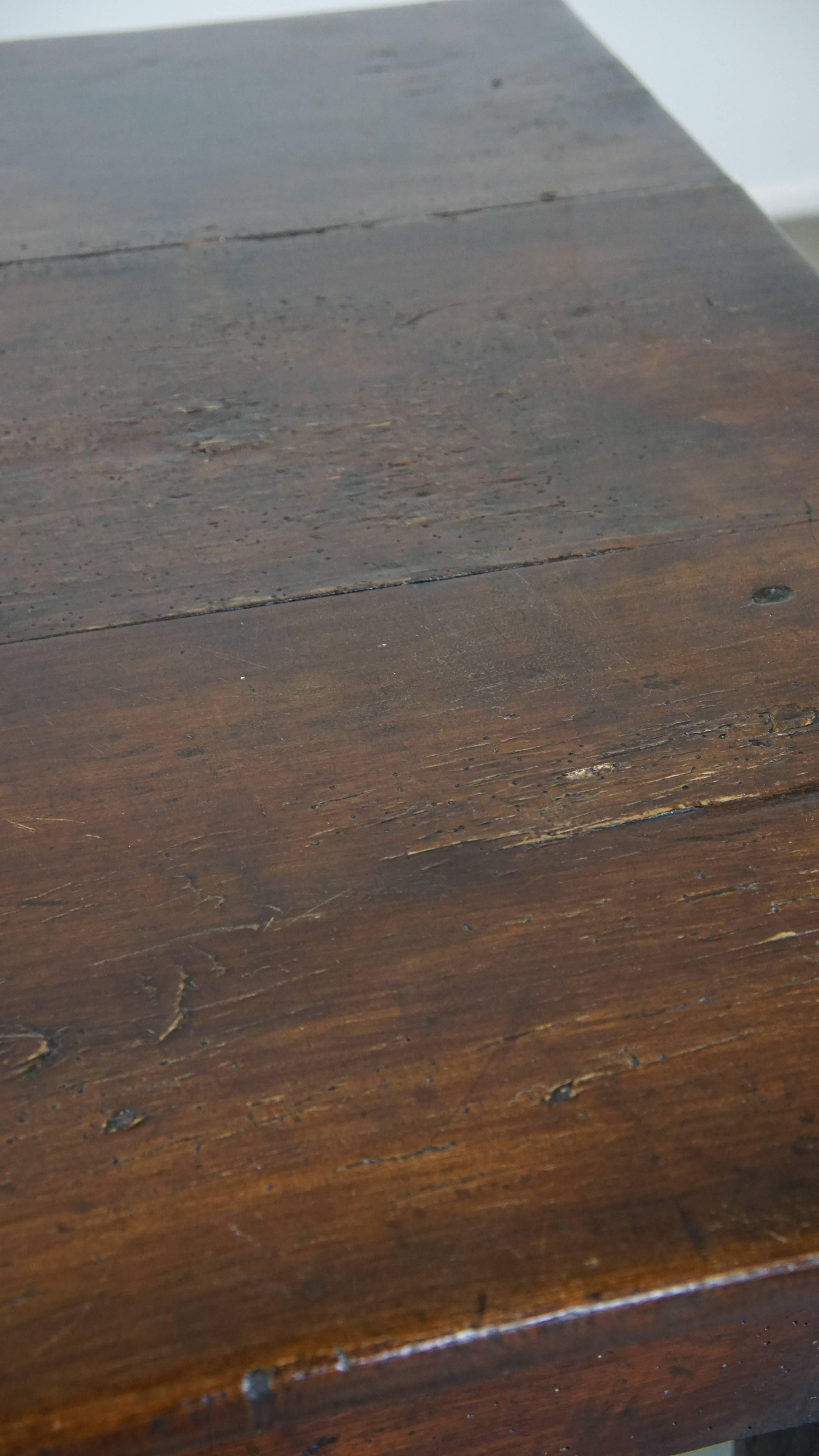 Table de salle à manger ancienne en bois fruitier français avec 2 tiroirs et une magnifique patina en vente 3