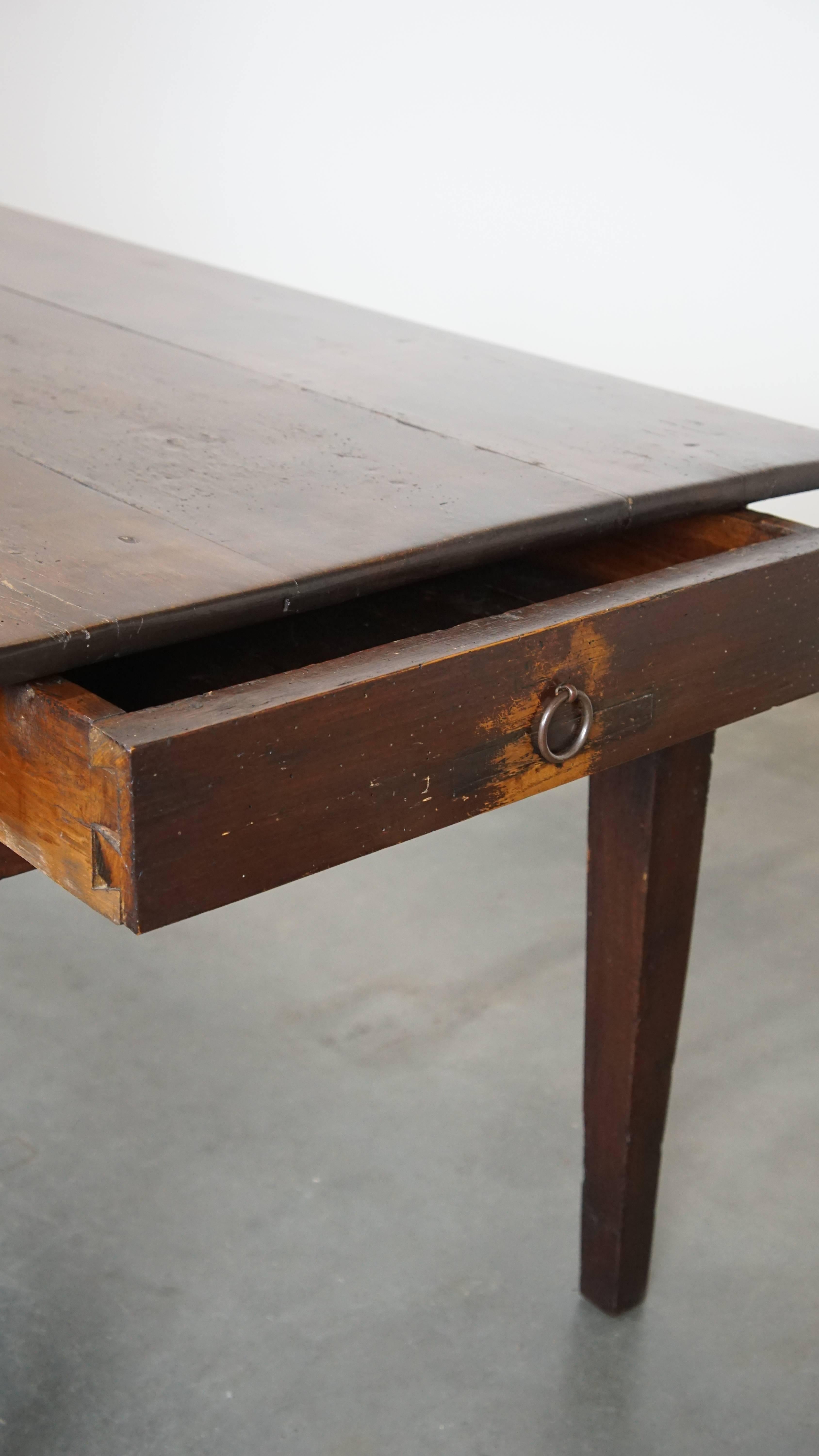 Table de salle à manger ancienne en bois fruitier français avec 2 tiroirs et une magnifique patina en vente 4