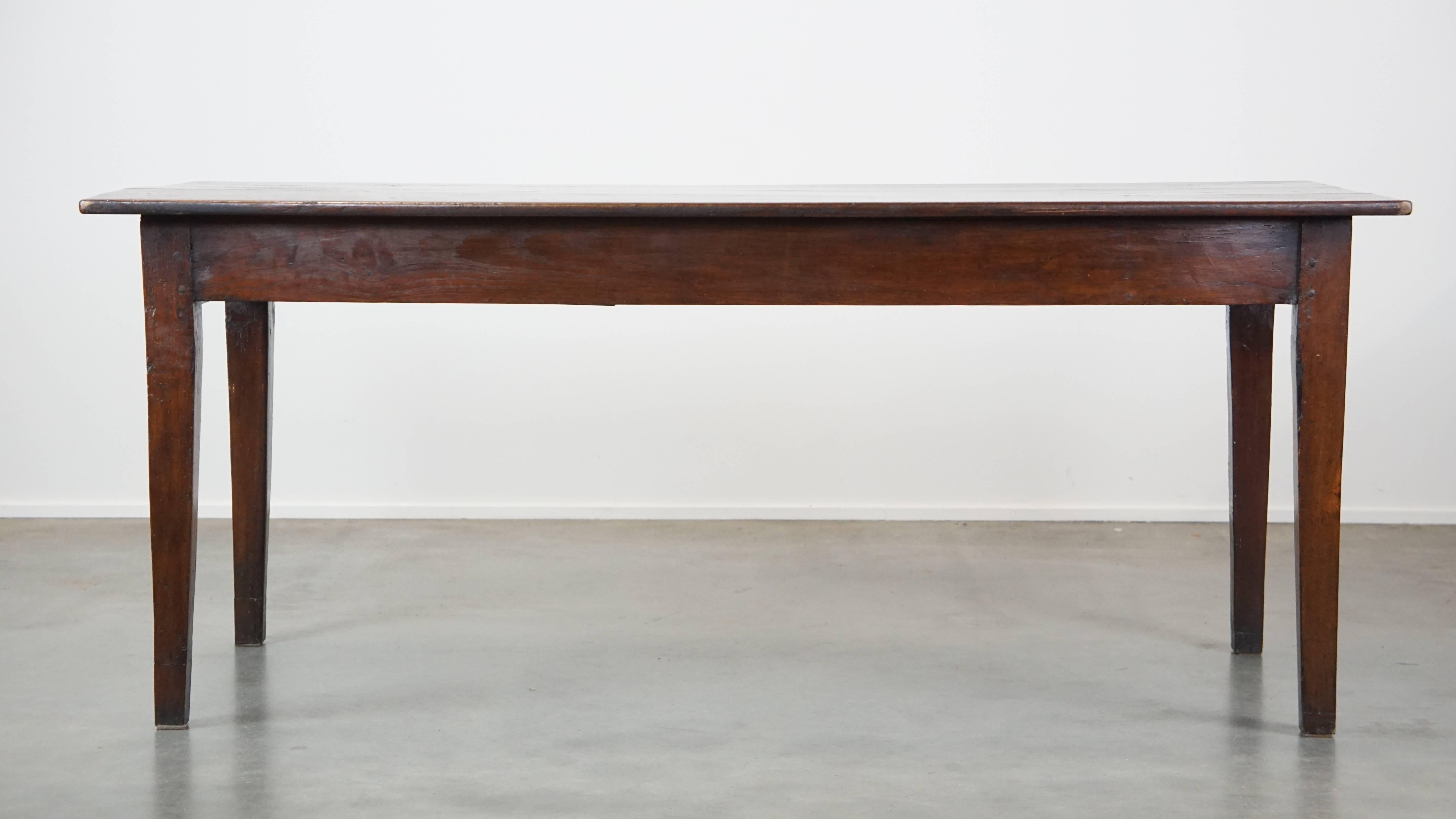 Table de salle à manger ancienne en bois fruitier français avec 2 tiroirs et une magnifique patina en vente 5