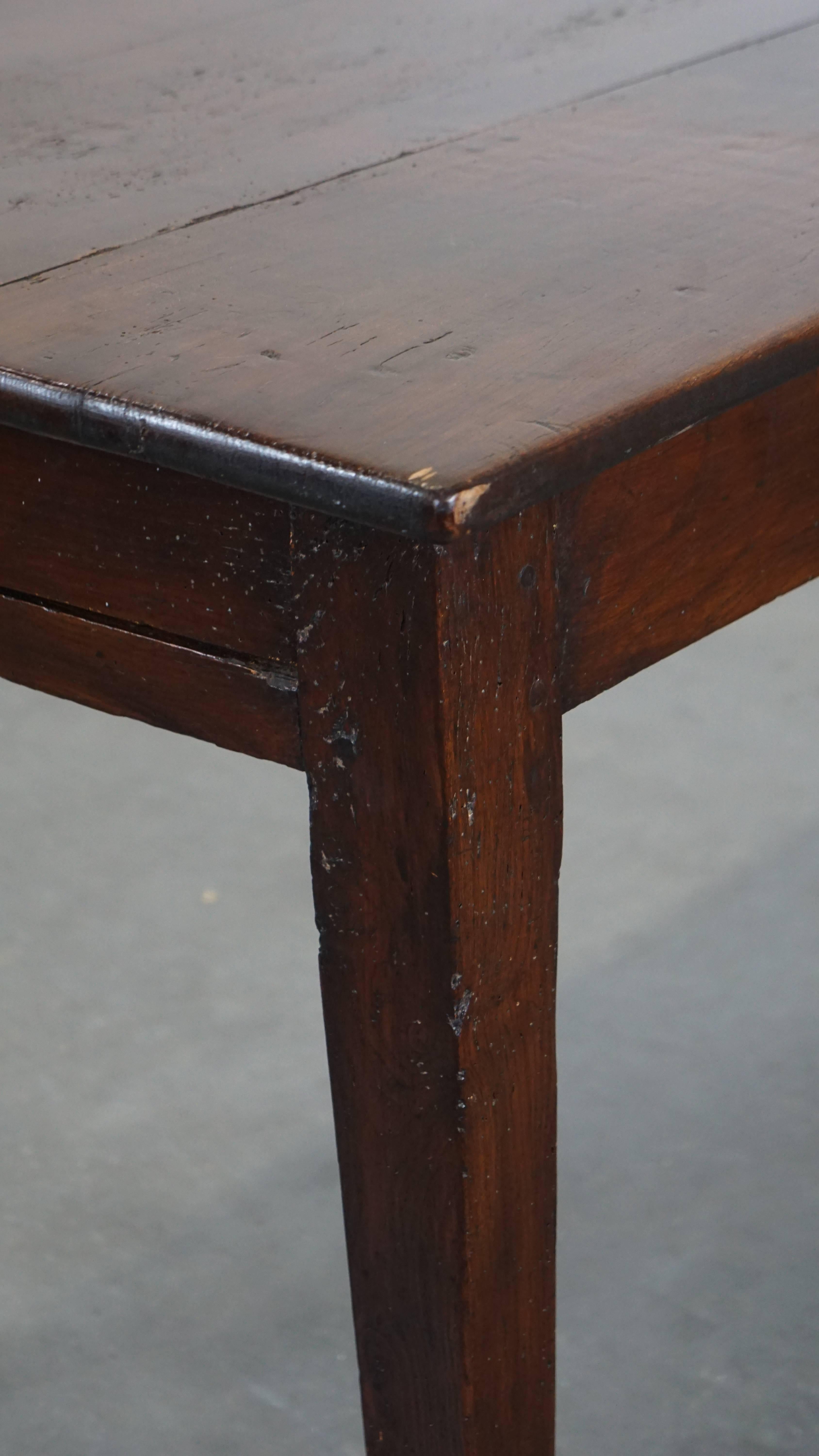 Table de salle à manger ancienne en bois fruitier français avec 2 tiroirs et une magnifique patina en vente 6