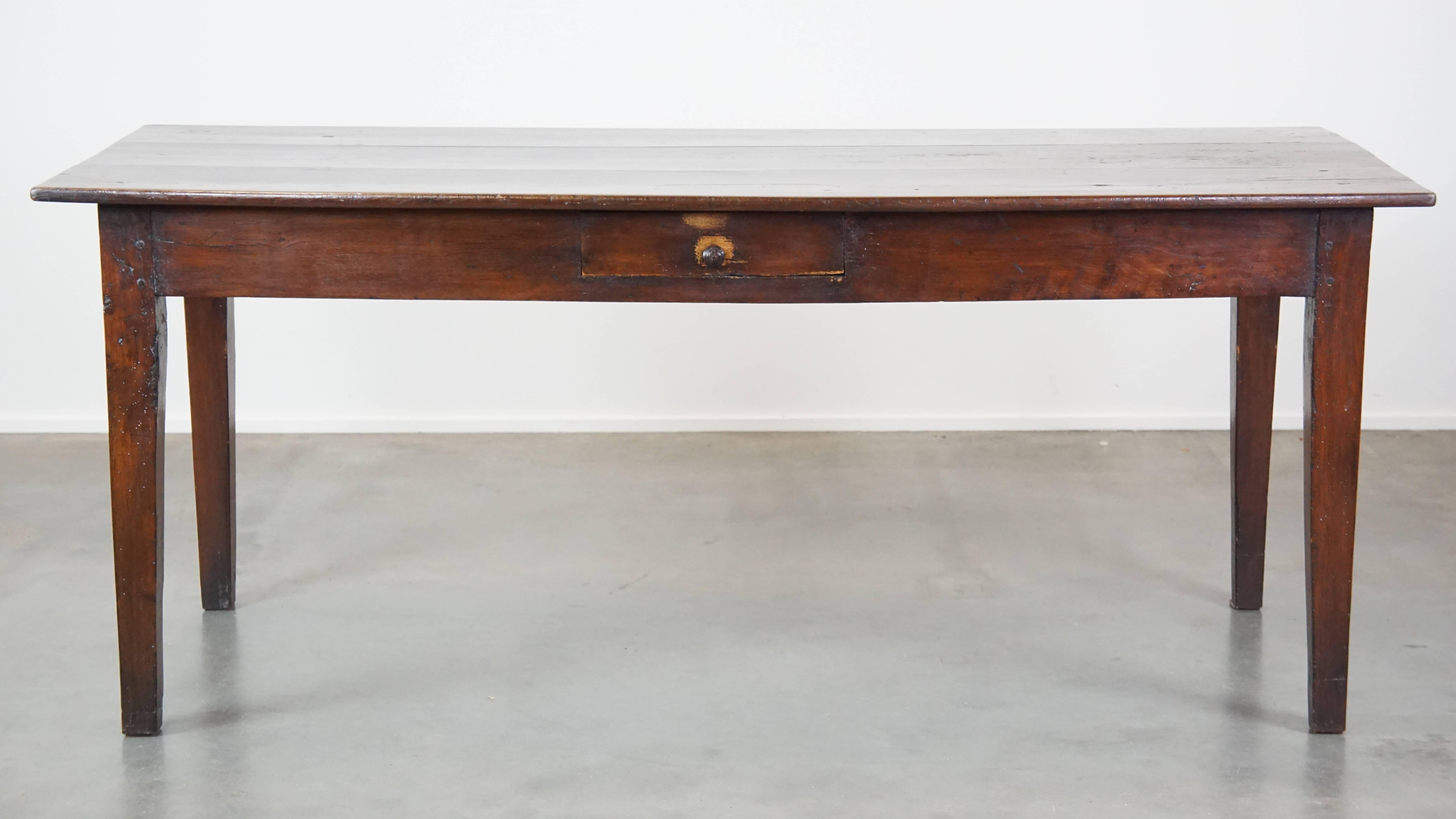 Cette merveilleuse table à manger française ancienne est un meuble intemporel qui peut facilement être placé dans presque tous les intérieurs. Ce n'est pas seulement un plaisir pour les yeux, mais il comporte également deux tiroirs pour ranger les