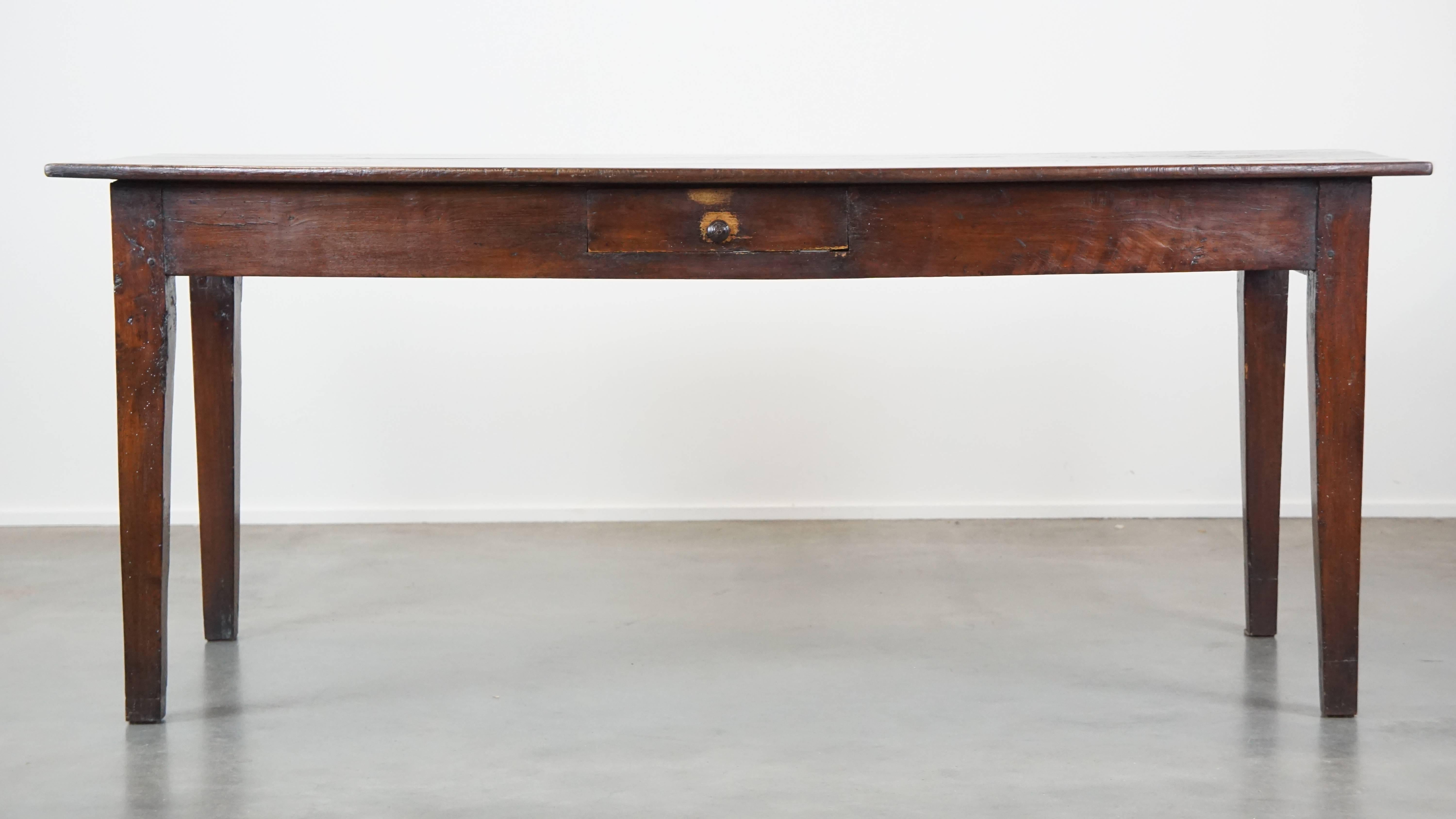 Fait main Table de salle à manger ancienne en bois fruitier français avec 2 tiroirs et une magnifique patina en vente