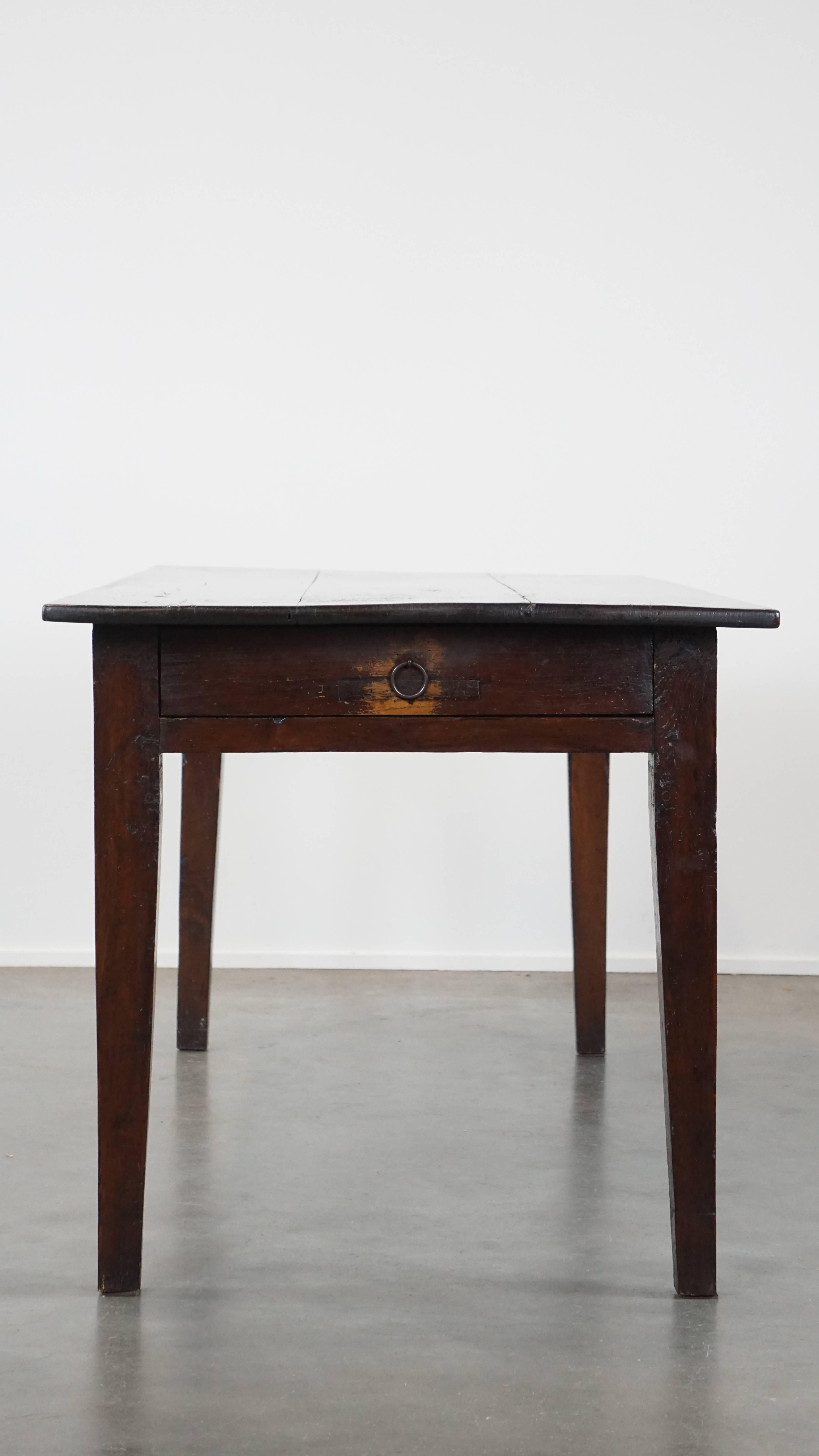 Table de salle à manger ancienne en bois fruitier français avec 2 tiroirs et une magnifique patina Bon état - En vente à Harderwijk, NL