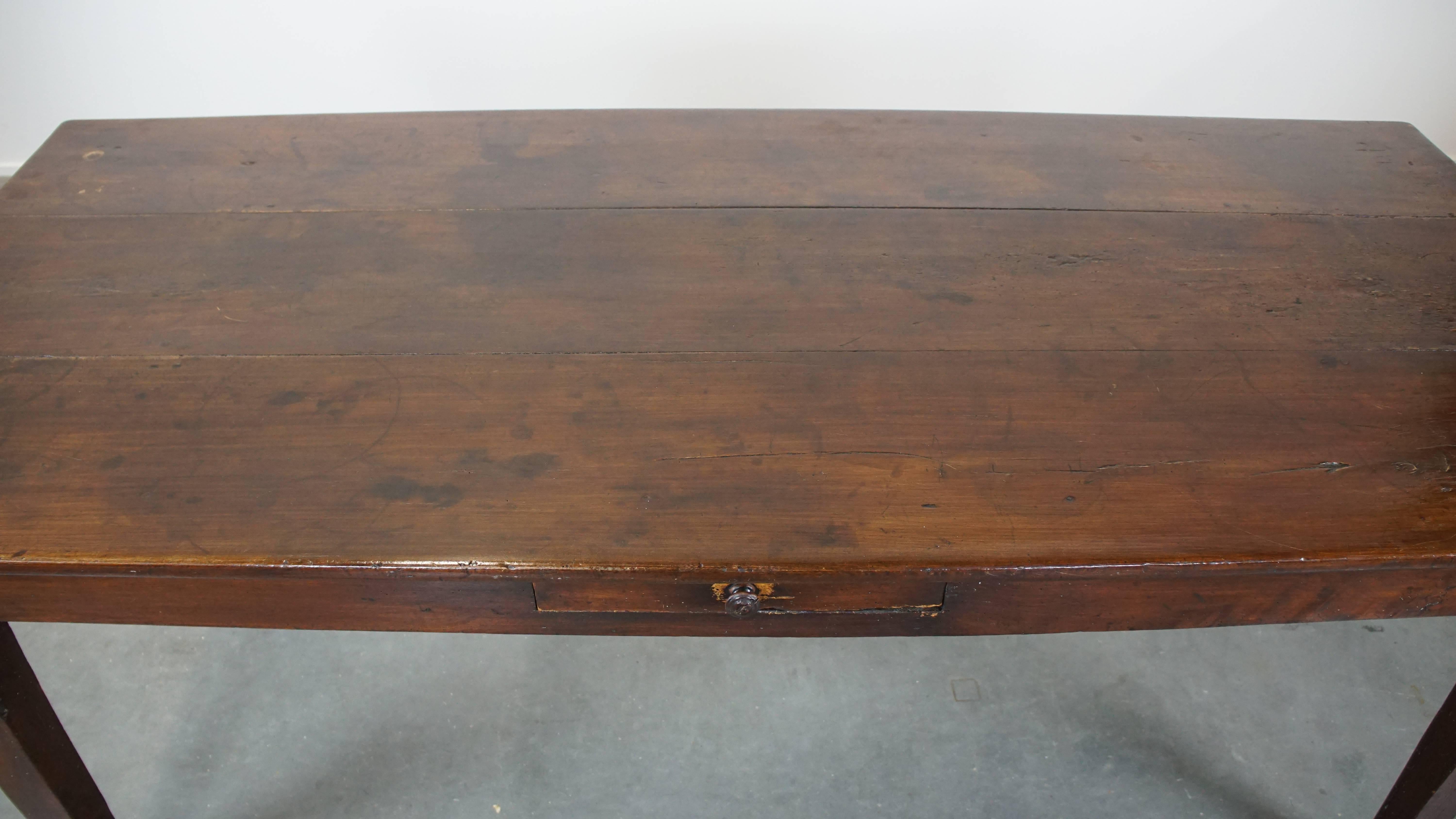 XIXe siècle Table de salle à manger ancienne en bois fruitier français avec 2 tiroirs et une magnifique patina en vente