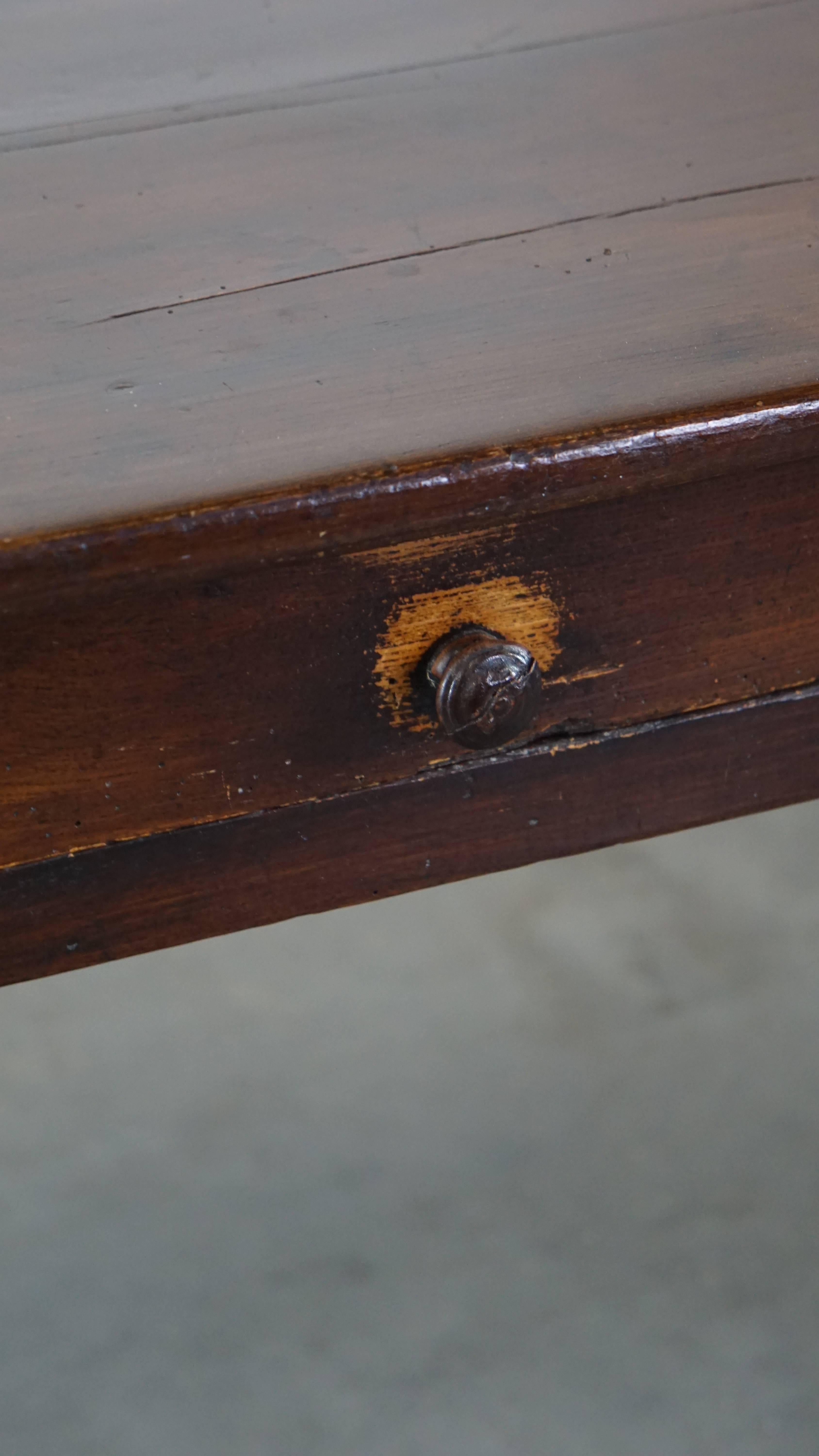 Fruitiers Table de salle à manger ancienne en bois fruitier français avec 2 tiroirs et une magnifique patina en vente