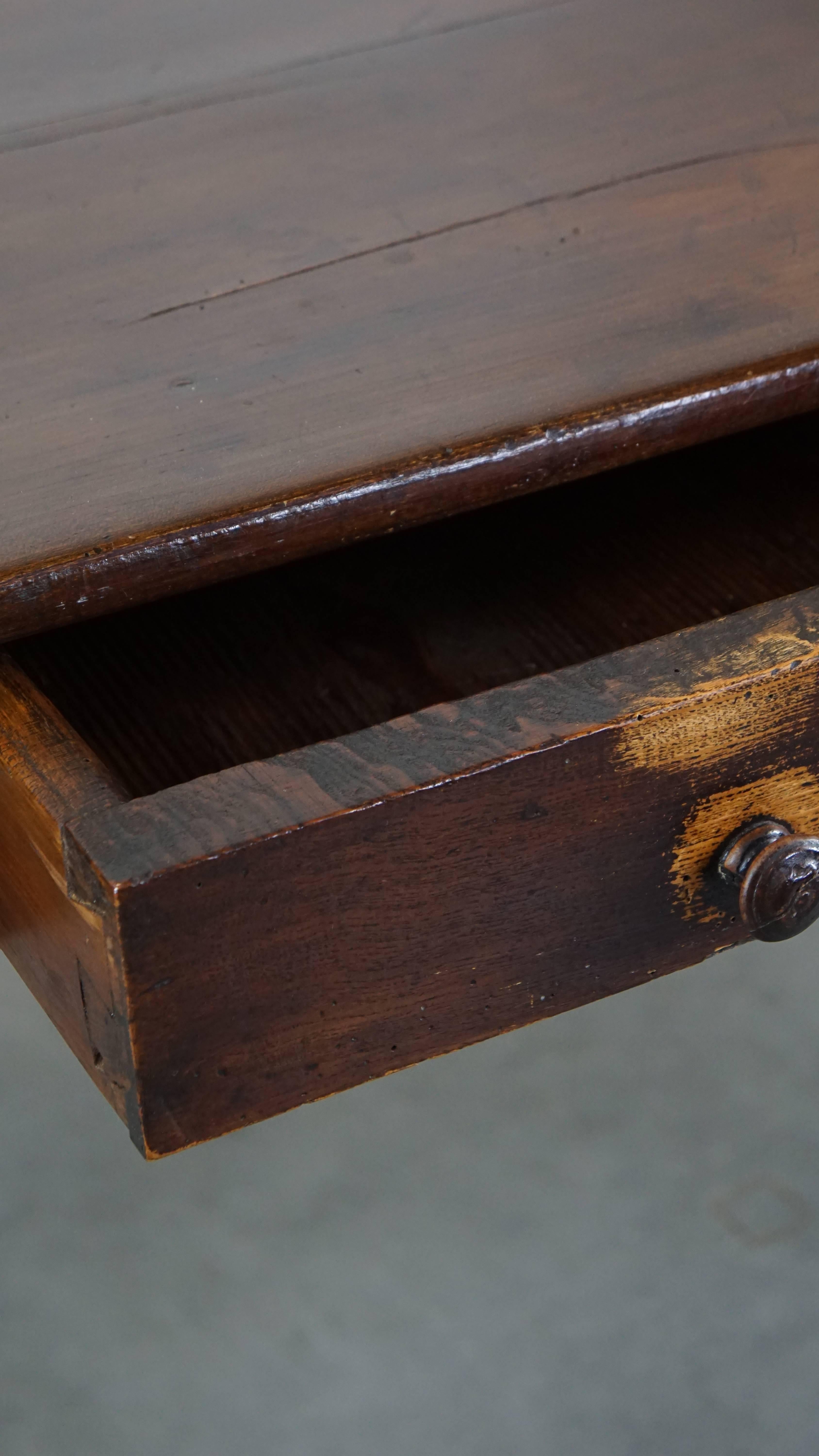 Table de salle à manger ancienne en bois fruitier français avec 2 tiroirs et une magnifique patina en vente 1