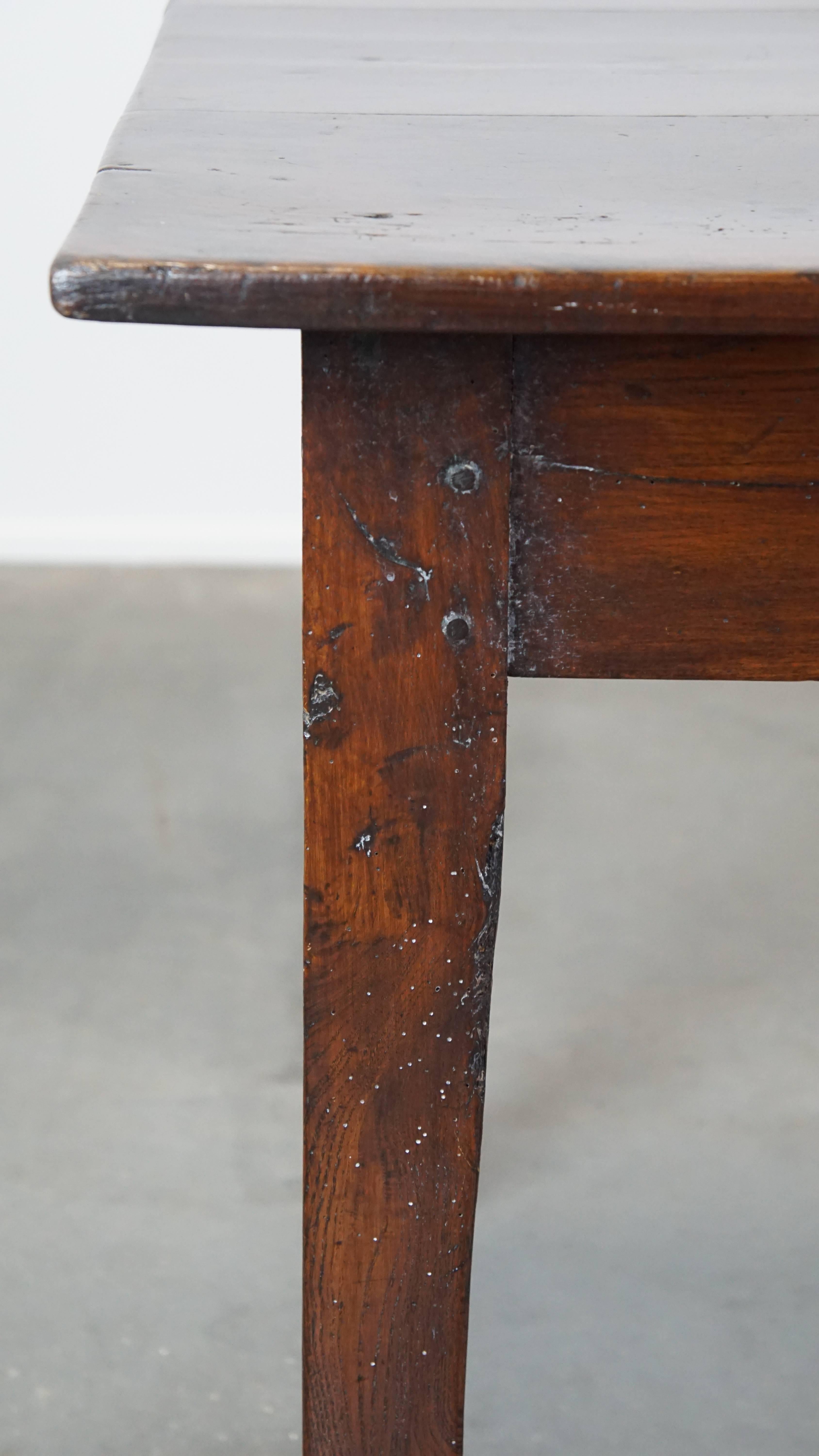 Table de salle à manger ancienne en bois fruitier français avec 2 tiroirs et une magnifique patina en vente 2