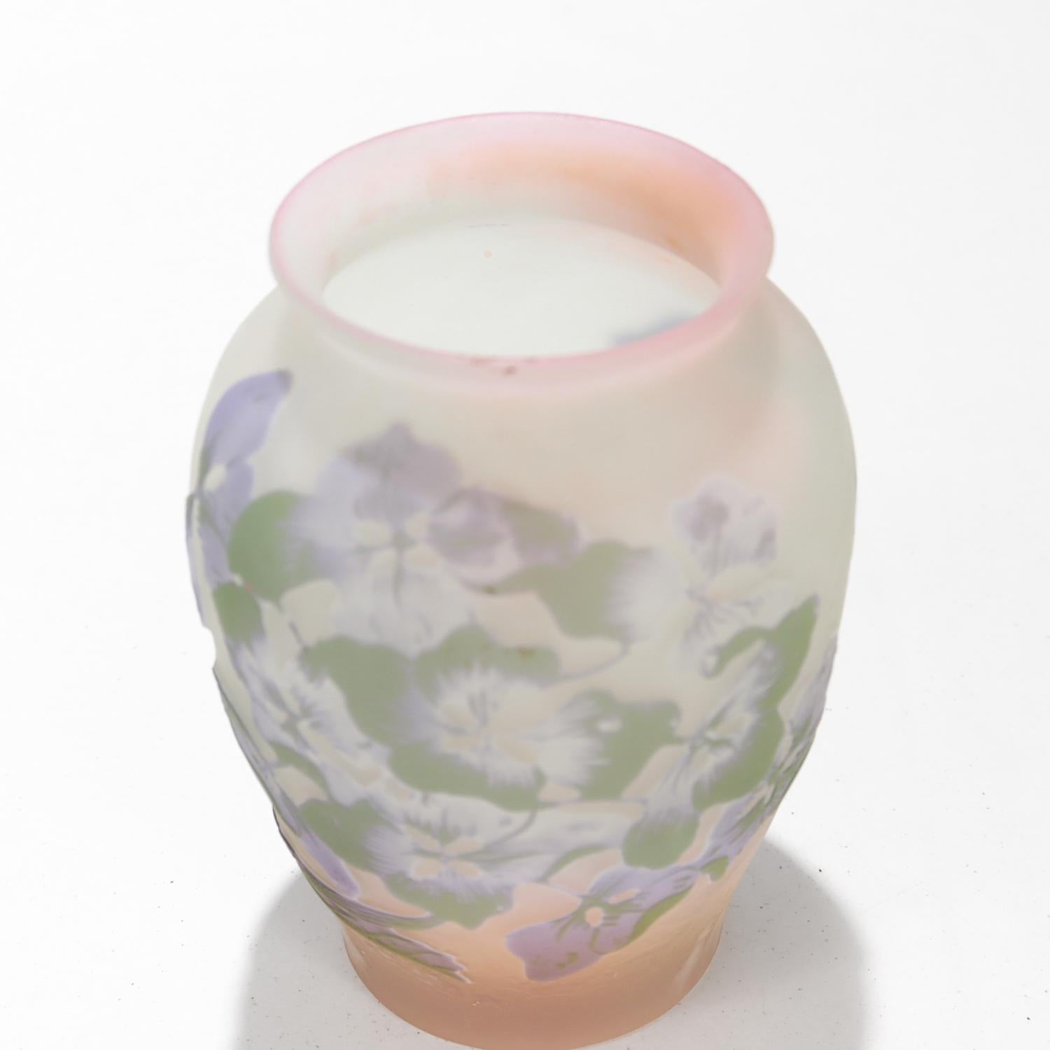 Antique French Gallé Art Nouveau Pink Cameo Art Glass Hydrangea Cabinet Vase For Sale 4