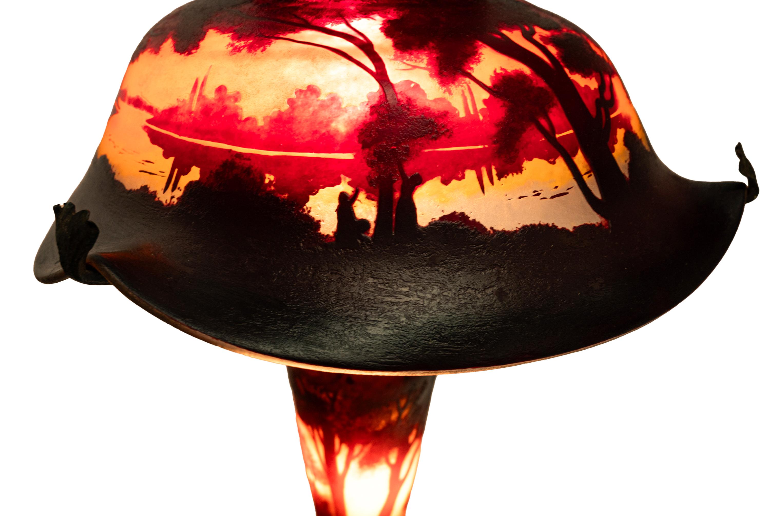 Ancienne lampe de bureau de style Galle français Muller Freres en verre camée de paysage en vente 4