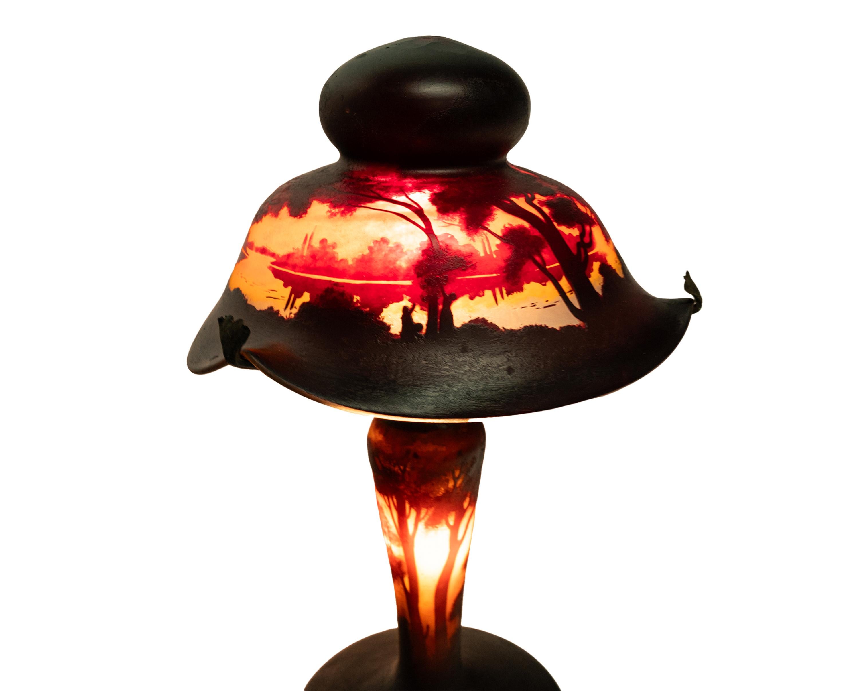 Ancienne lampe de bureau de style Galle français Muller Freres en verre camée de paysage en vente 5