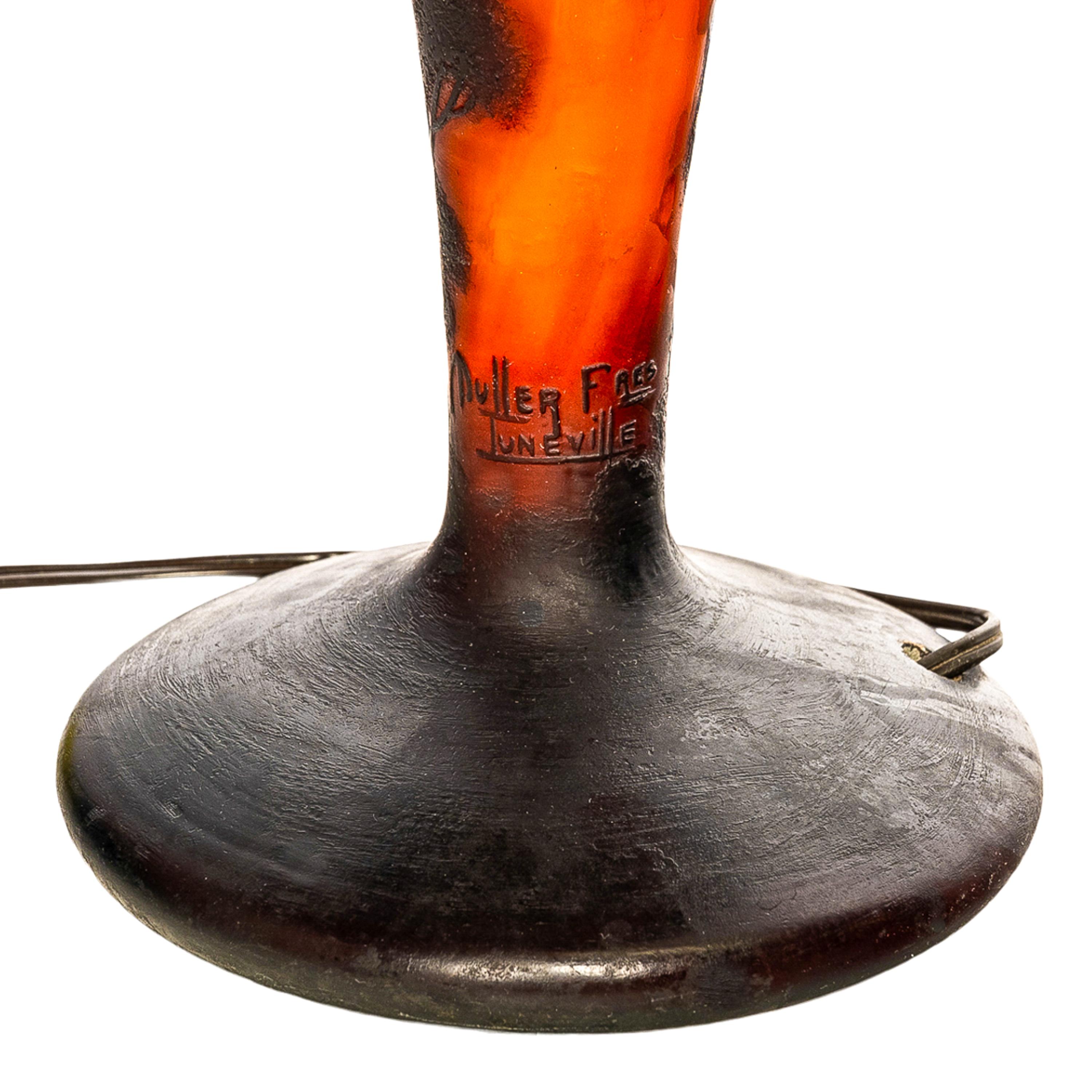Ancienne lampe de bureau de style Galle français Muller Freres en verre camée de paysage en vente 6
