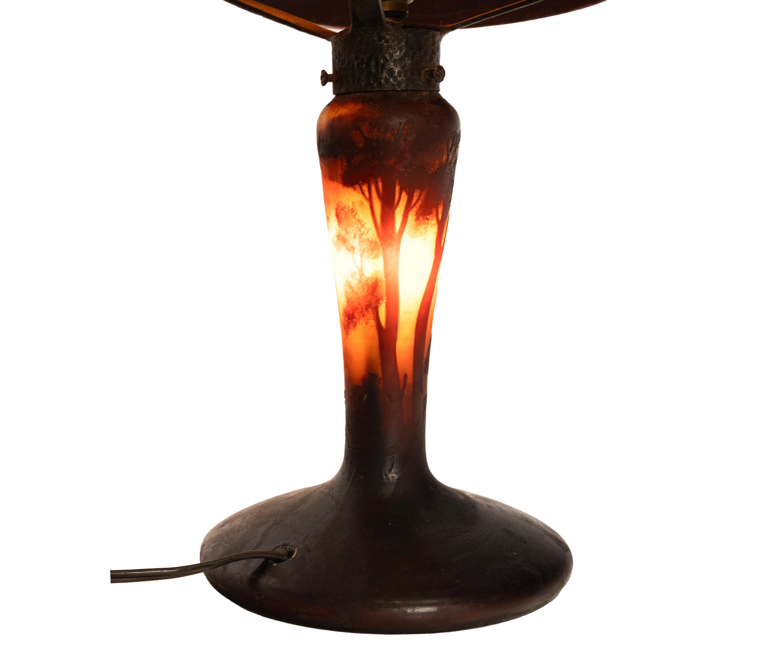 Ancienne lampe de bureau de style Galle français Muller Freres en verre camée de paysage en vente 8