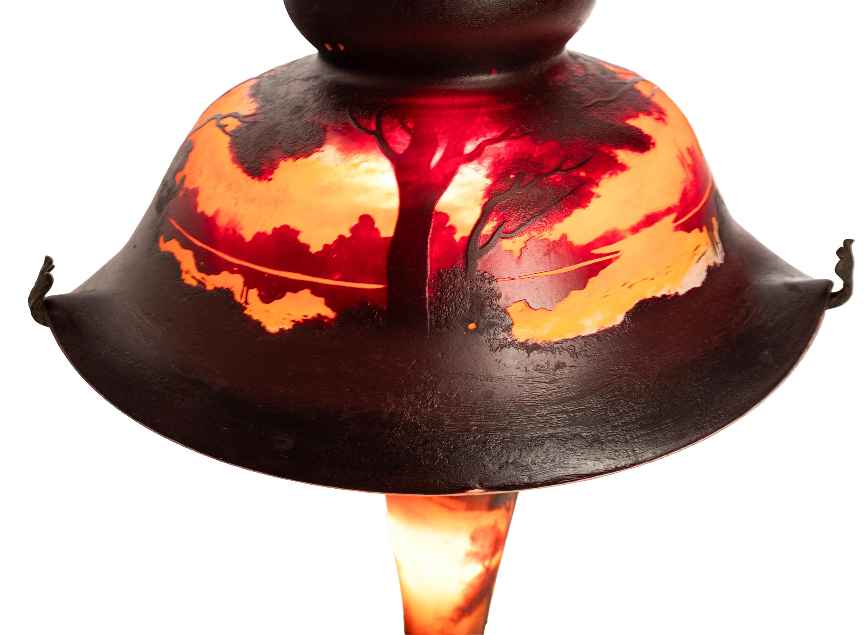 Ancienne lampe de bureau de style Galle français Muller Freres en verre camée de paysage en vente 9