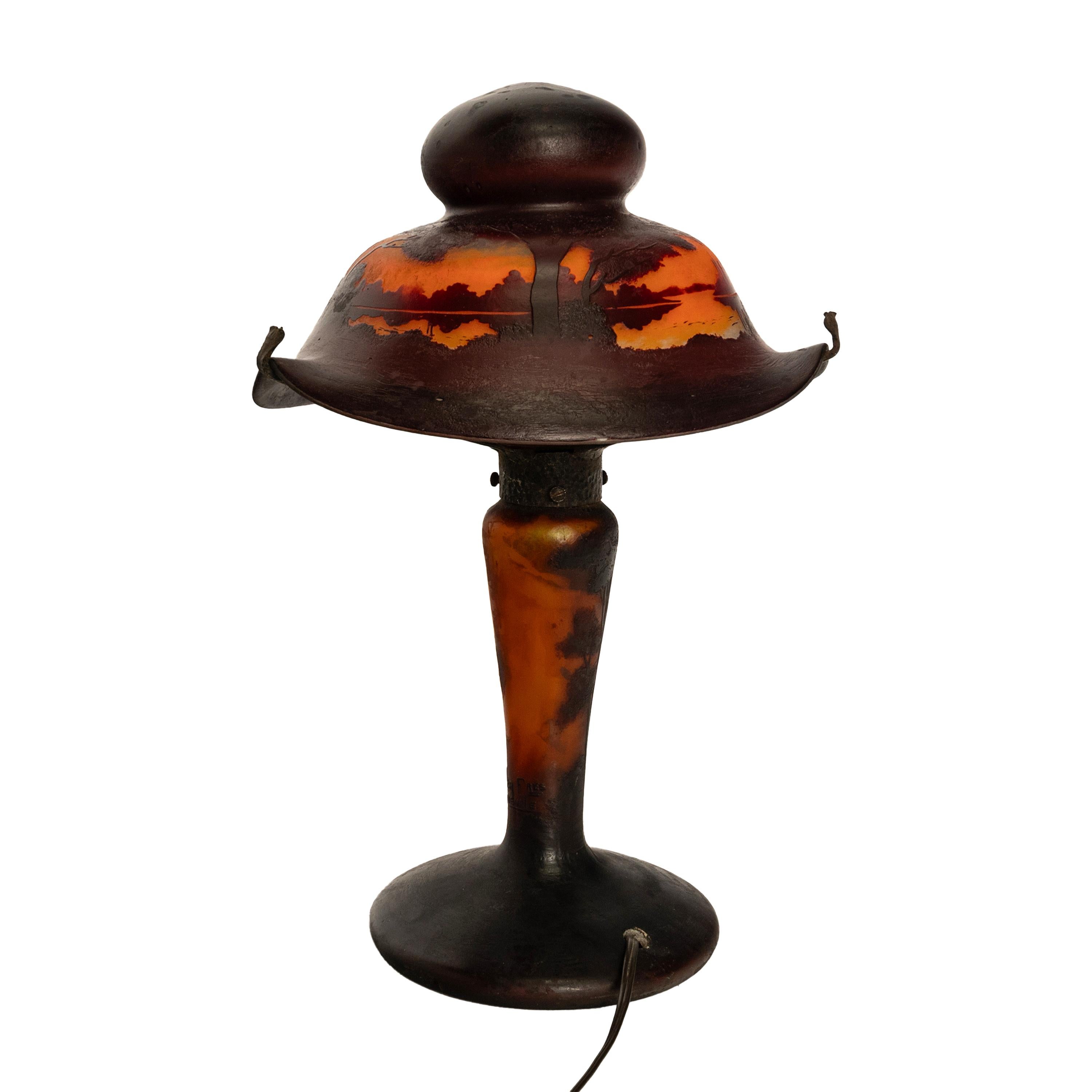 Ancienne lampe de bureau de style Galle français Muller Freres en verre camée de paysage en vente 10