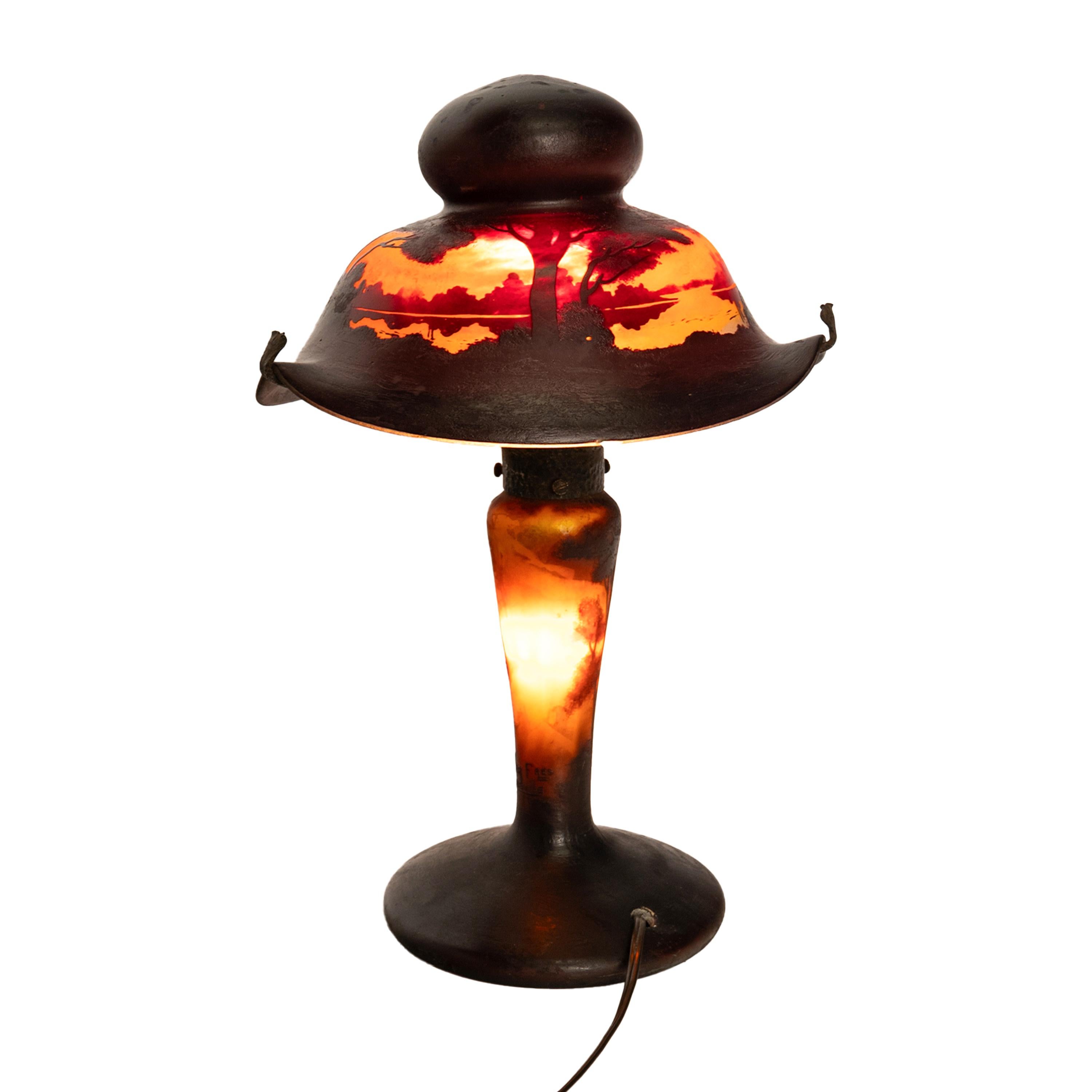 Ancienne lampe de bureau de style Galle français Muller Freres en verre camée de paysage en vente 11