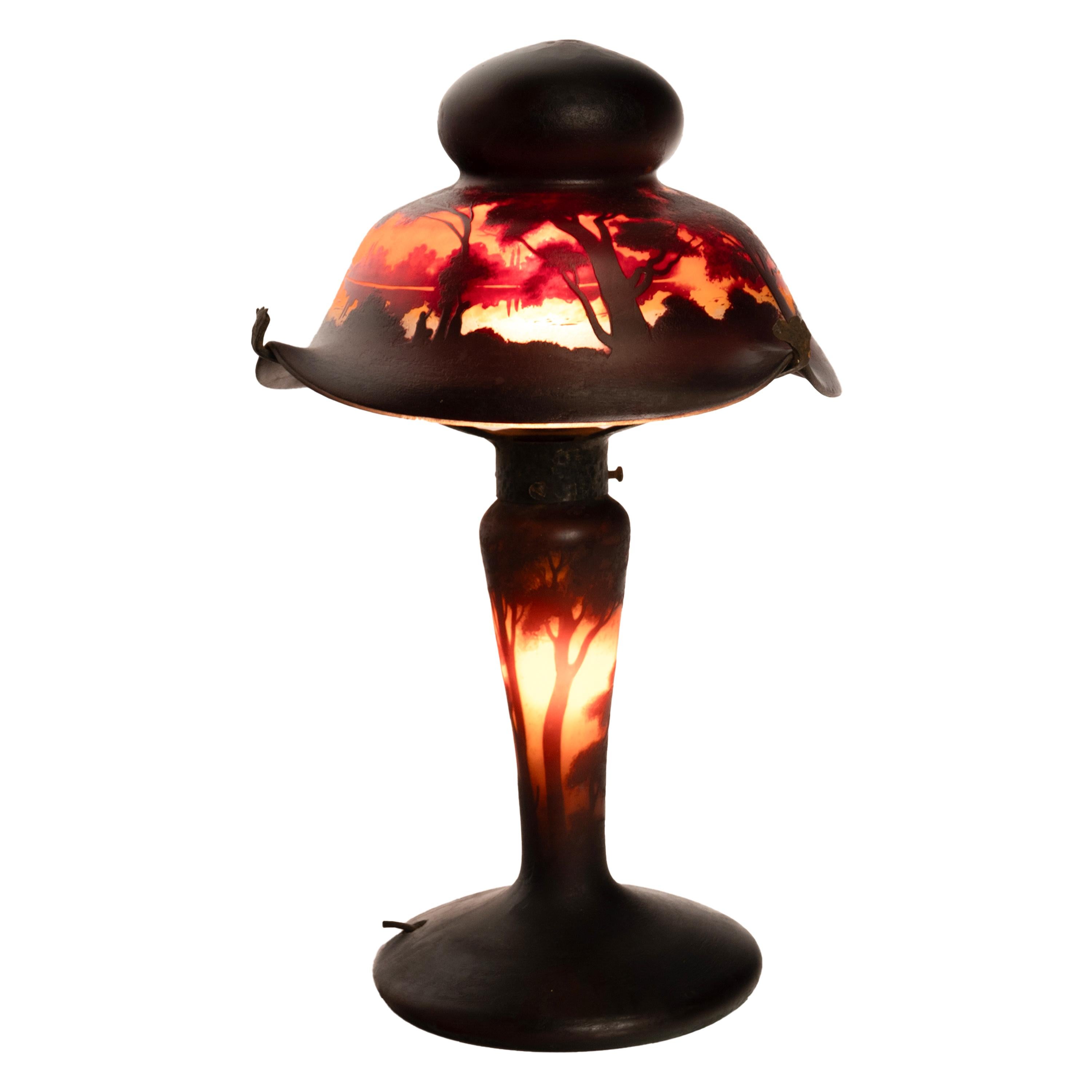 Art nouveau Ancienne lampe de bureau de style Galle français Muller Freres en verre camée de paysage en vente