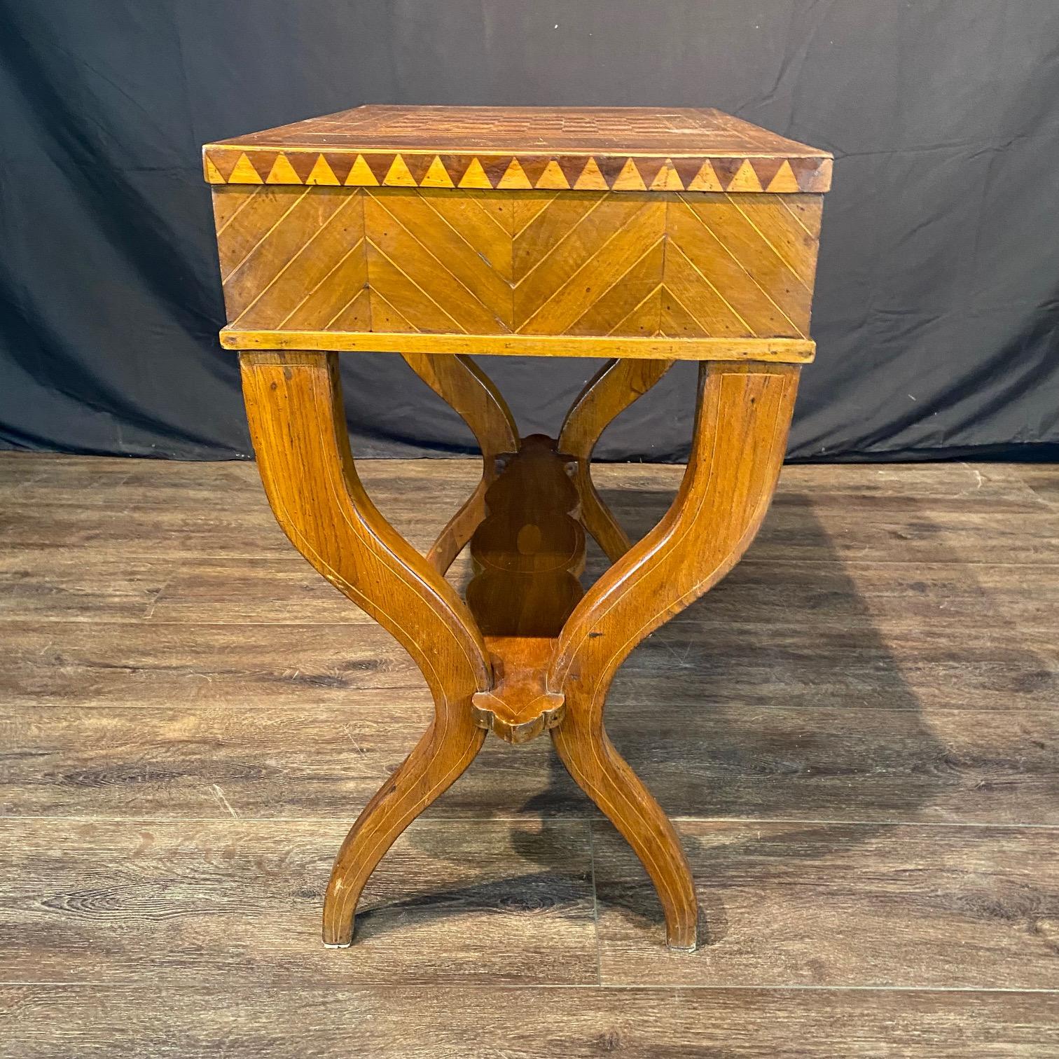 Antique French Game Table or Side Table with Inlaid Marquetry Checkerboard en venta 5