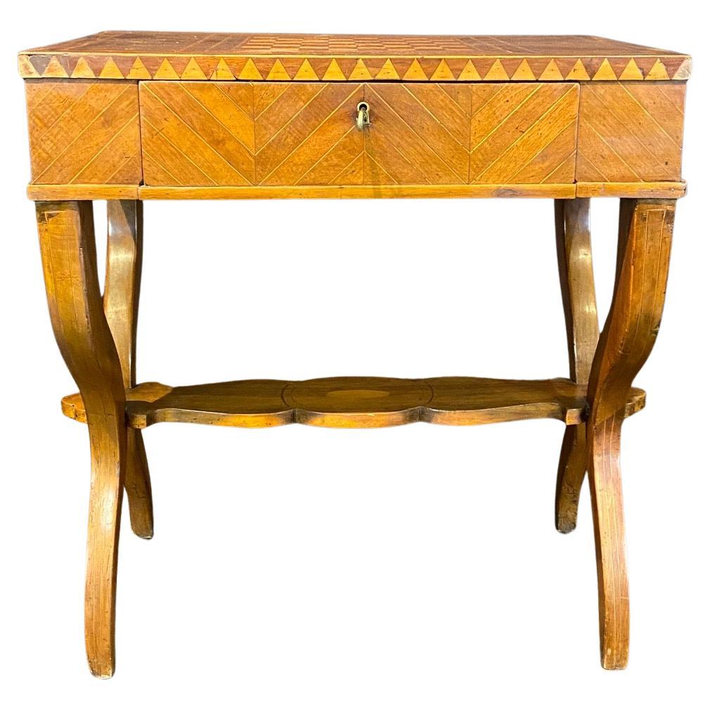 Antique French Game Table or Side Table with Inlaid Marquetry Checkerboard en venta