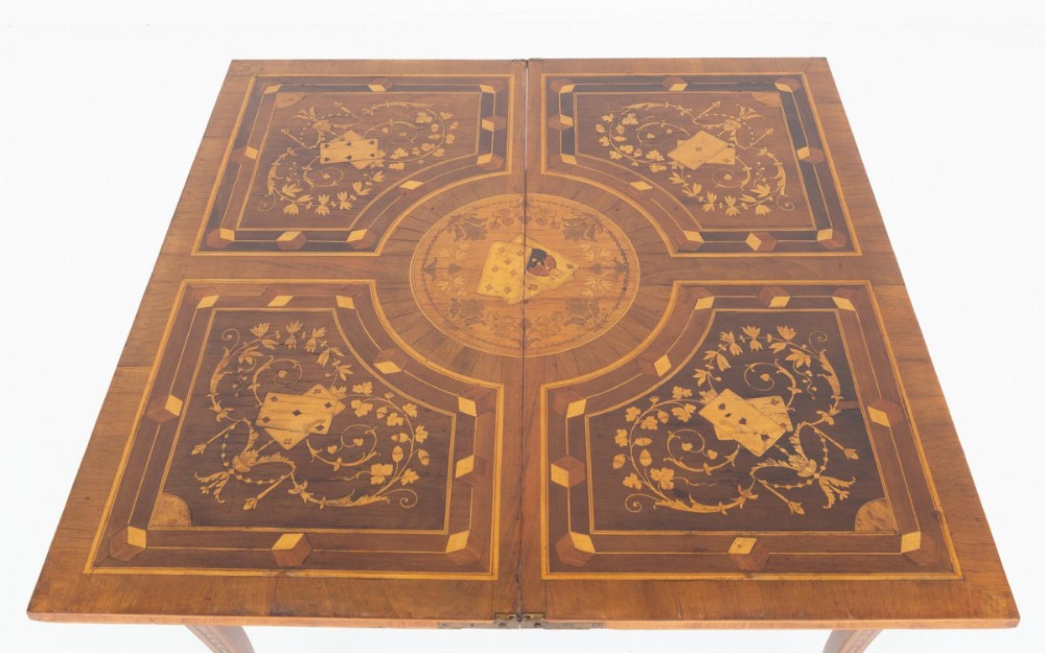 Superbe table à jeux en marqueterie de noyer français
Cette merveilleuse table à jeux en noyer repose sur des pieds cabriole avec une frise façonnée.
Circa 1880
L'ensemble de la table est abondamment incrusté de vignes, de fleurs, de coquillages,