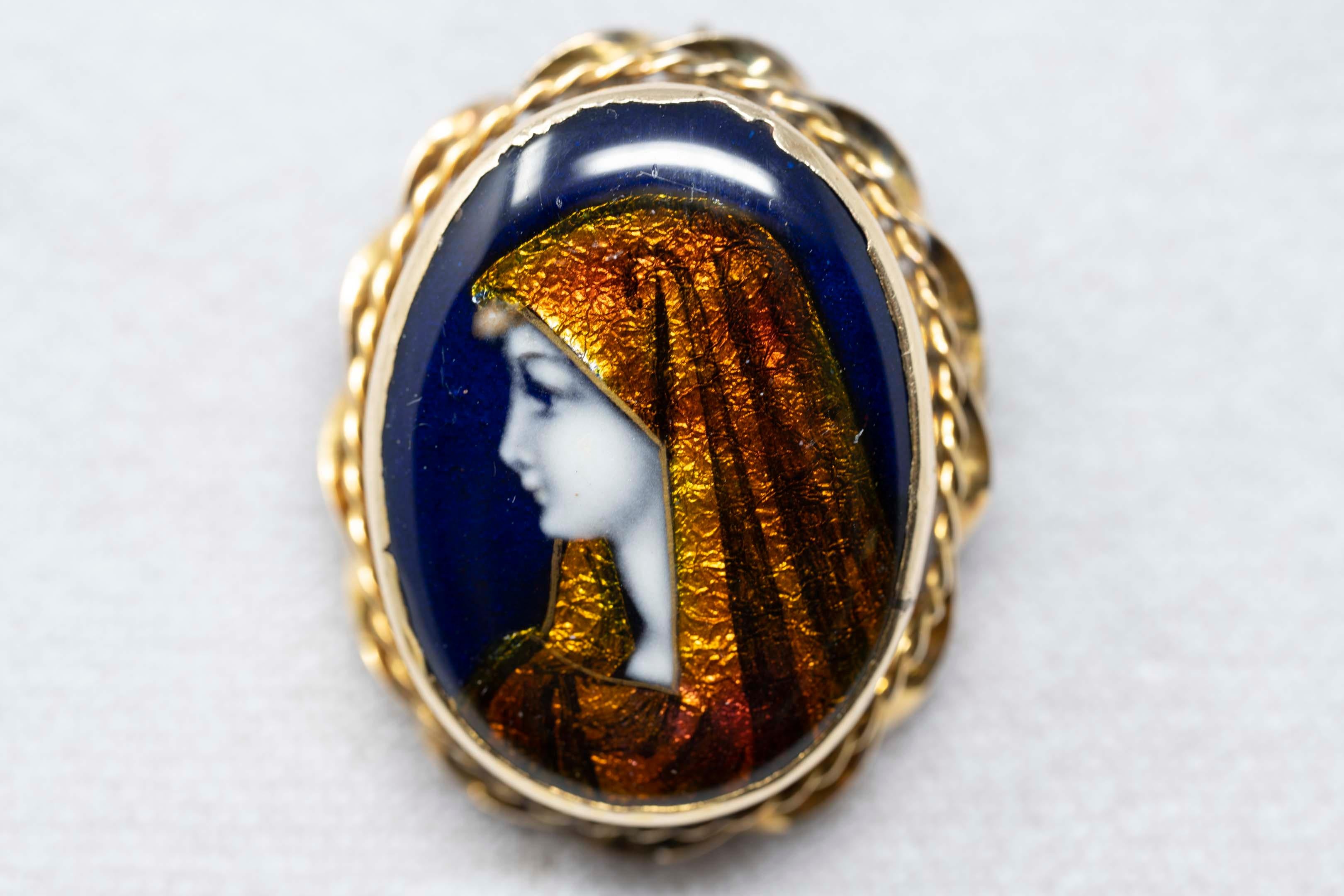 Antique French enamel brooch, depicting the Fabiola portrait signed Gamet France on 10k gold frame. Signed on the back, circa 1900. In good condition, dimensions 29mm x 23mm.
