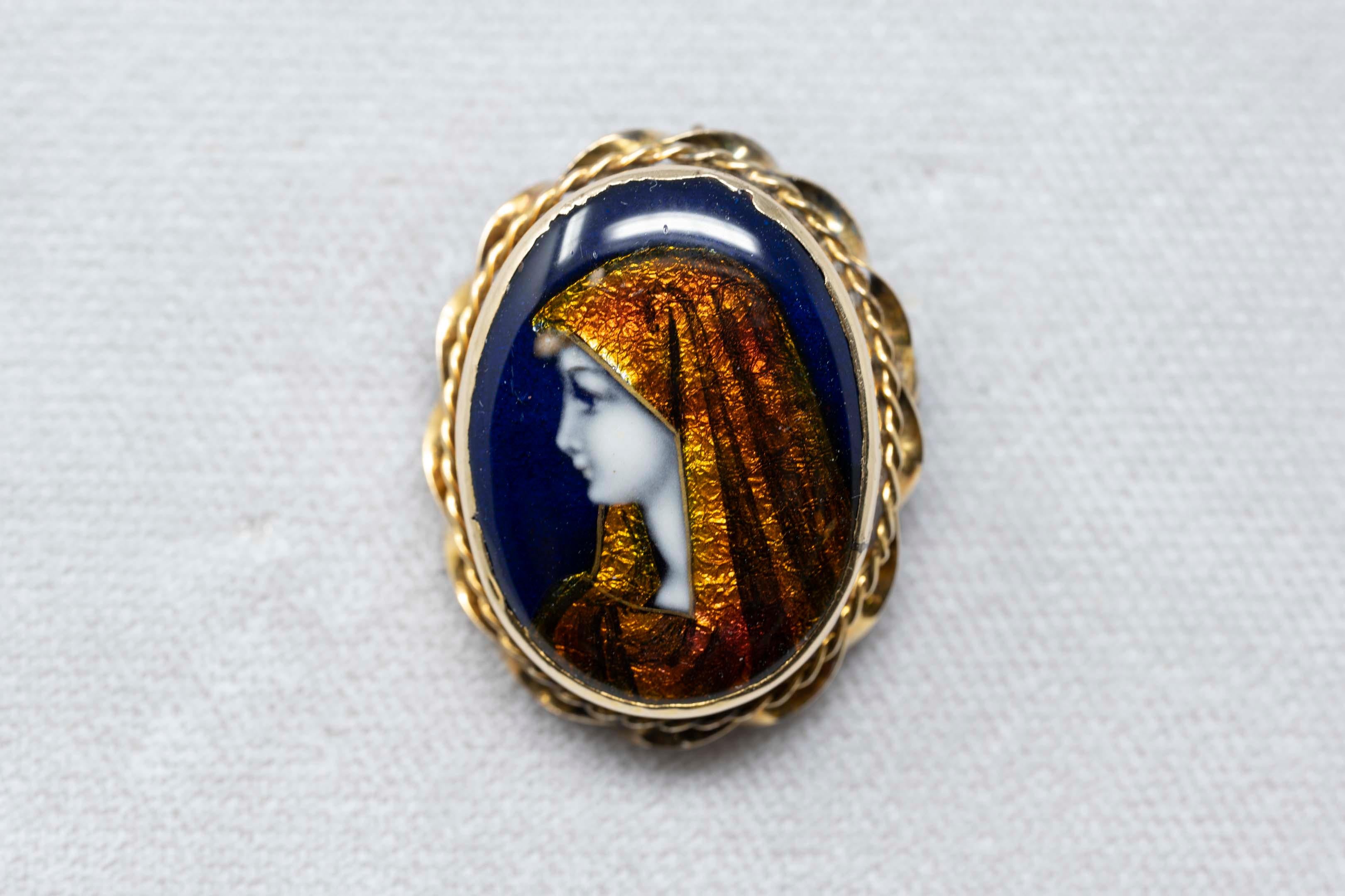 Antike französische Gänseblümchen-Emaille-Brosche Fabiola Porträt auf Goldrahmen im Angebot 1