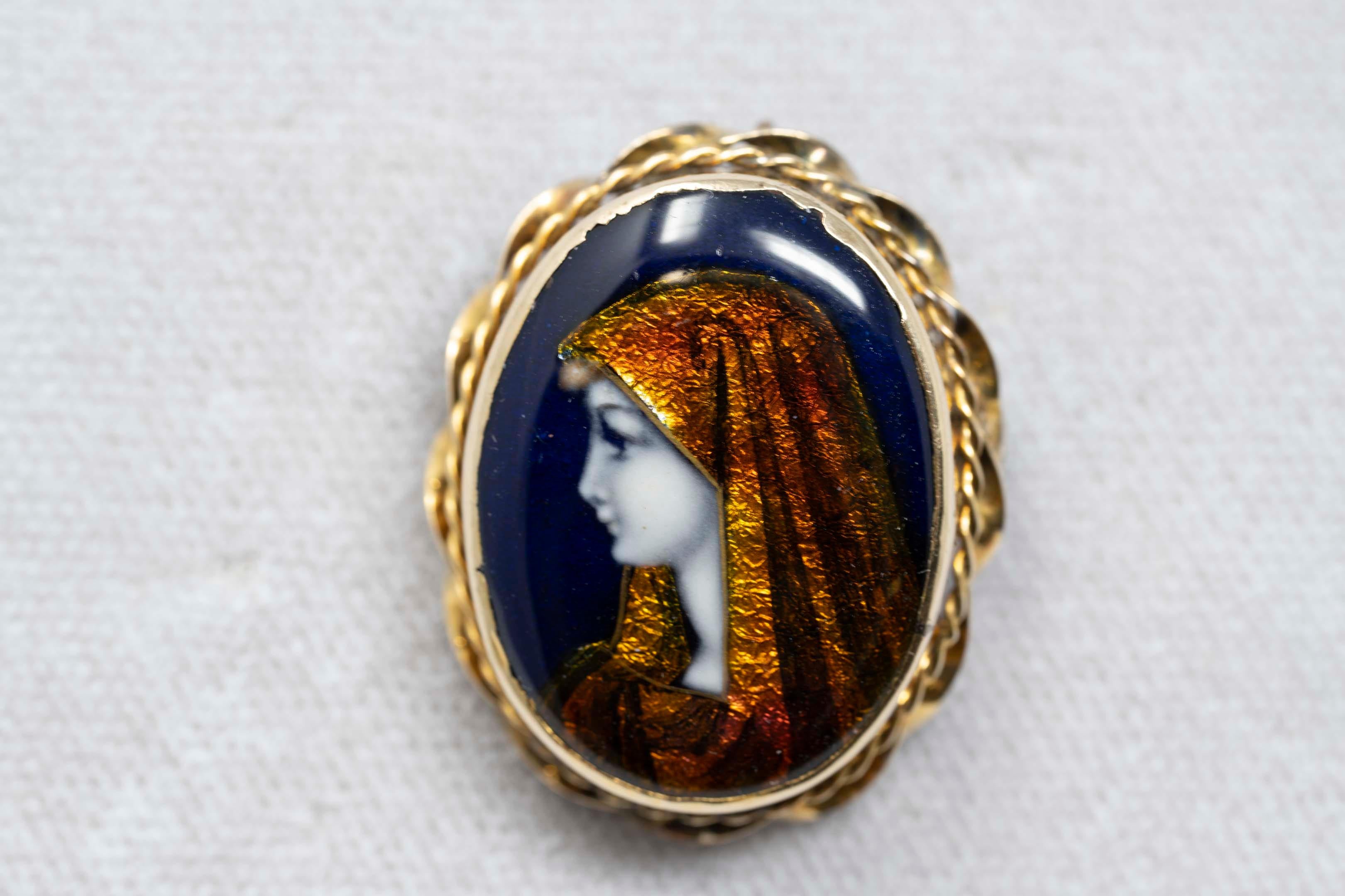 Antique French Gamet Enamel Brooch Fabiola Portrait on Gold Frame In Good Condition For Sale In Montreal, QC