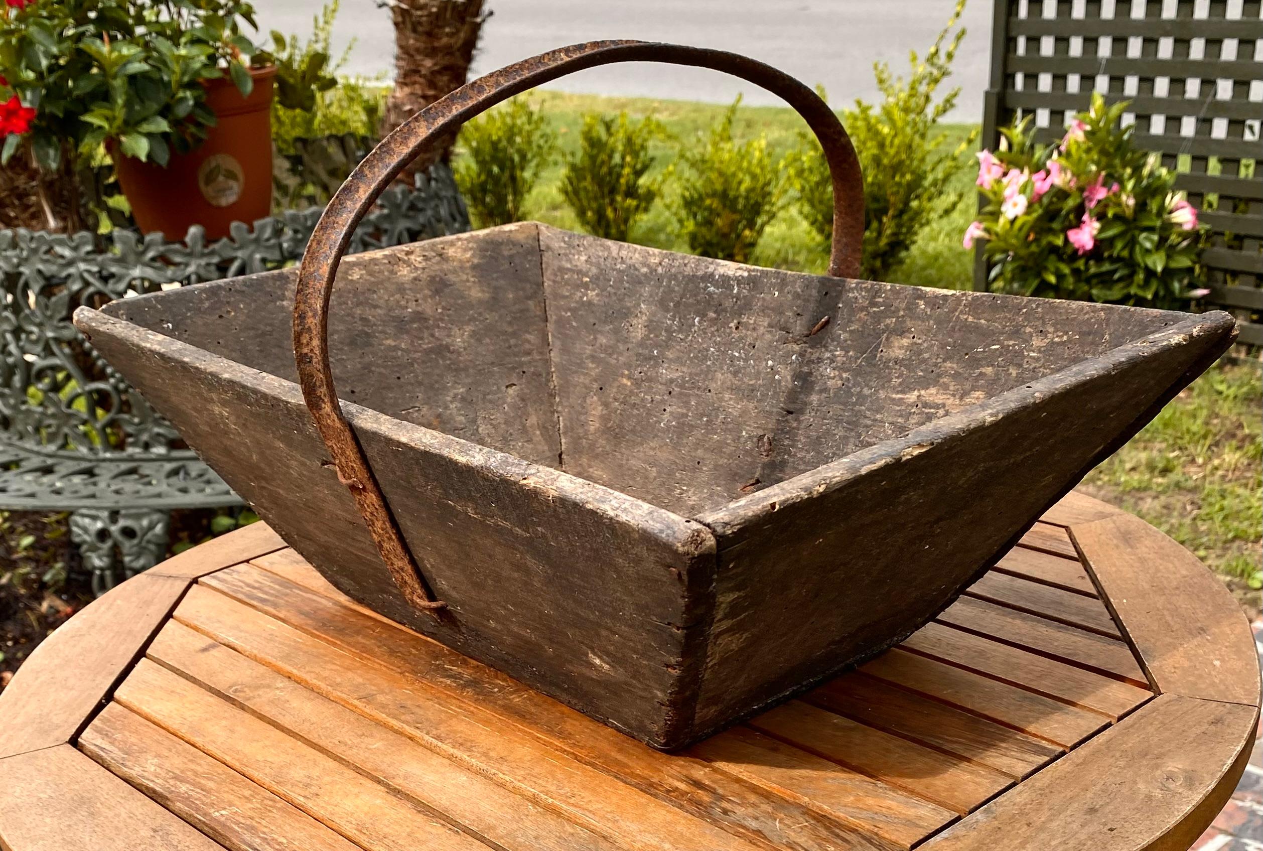 Original Large Vintage Wooden Garden Trug or
Panier as they are called in France with carry handle. 
Rustic and Provincial with lots of character. Superb old wooden Panier (the French name for them). Has a metal handle as pictured. 

This would have