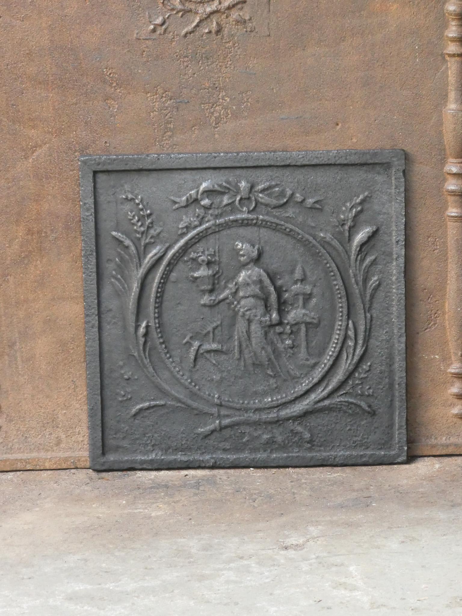 Plaque de cheminée néoclassique française de la fin du XVIIIe ou du début du XIXe siècle, avec une scène de jardinage.

La plaque de cheminée est en fonte et a une patine noire/étain. La plaque de cheminée est en bon état. Il ne présente pas de