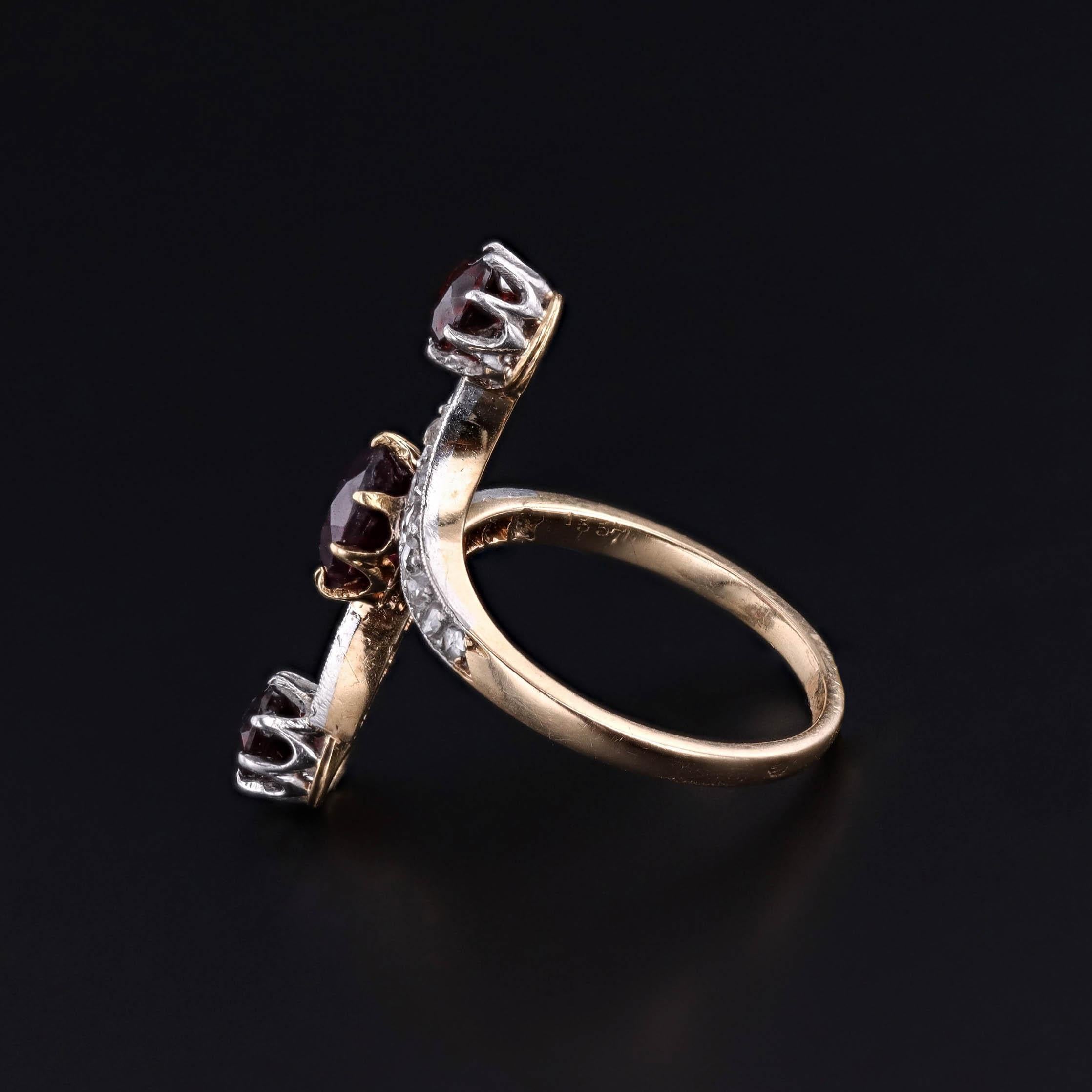 Édouardien Antique French Garnet and Diamond Bypass Ring of 18k Gold (Bague de contournement en grenat et diamant en or 18k) en vente