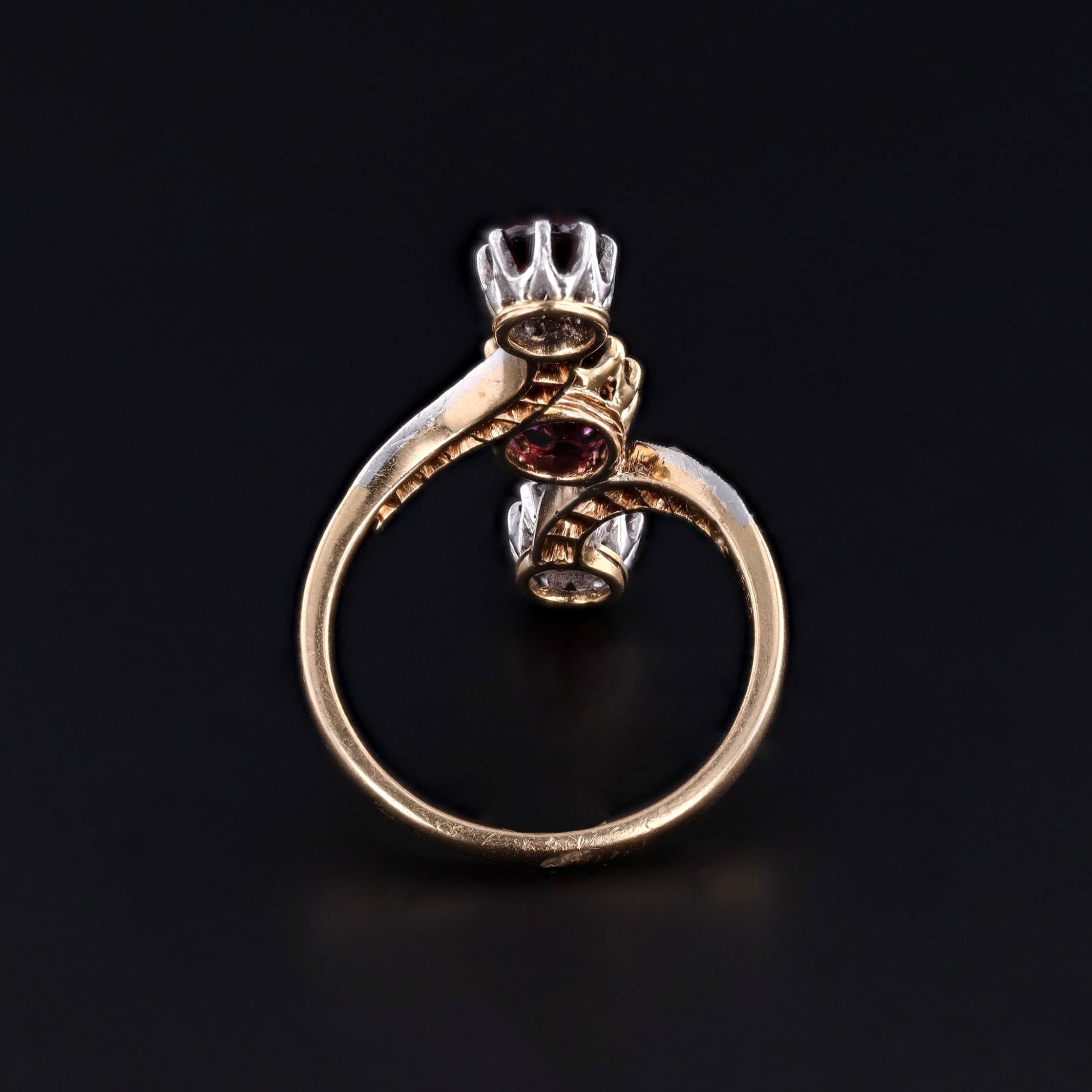 Taille ronde Antique French Garnet and Diamond Bypass Ring of 18k Gold (Bague de contournement en grenat et diamant en or 18k) en vente