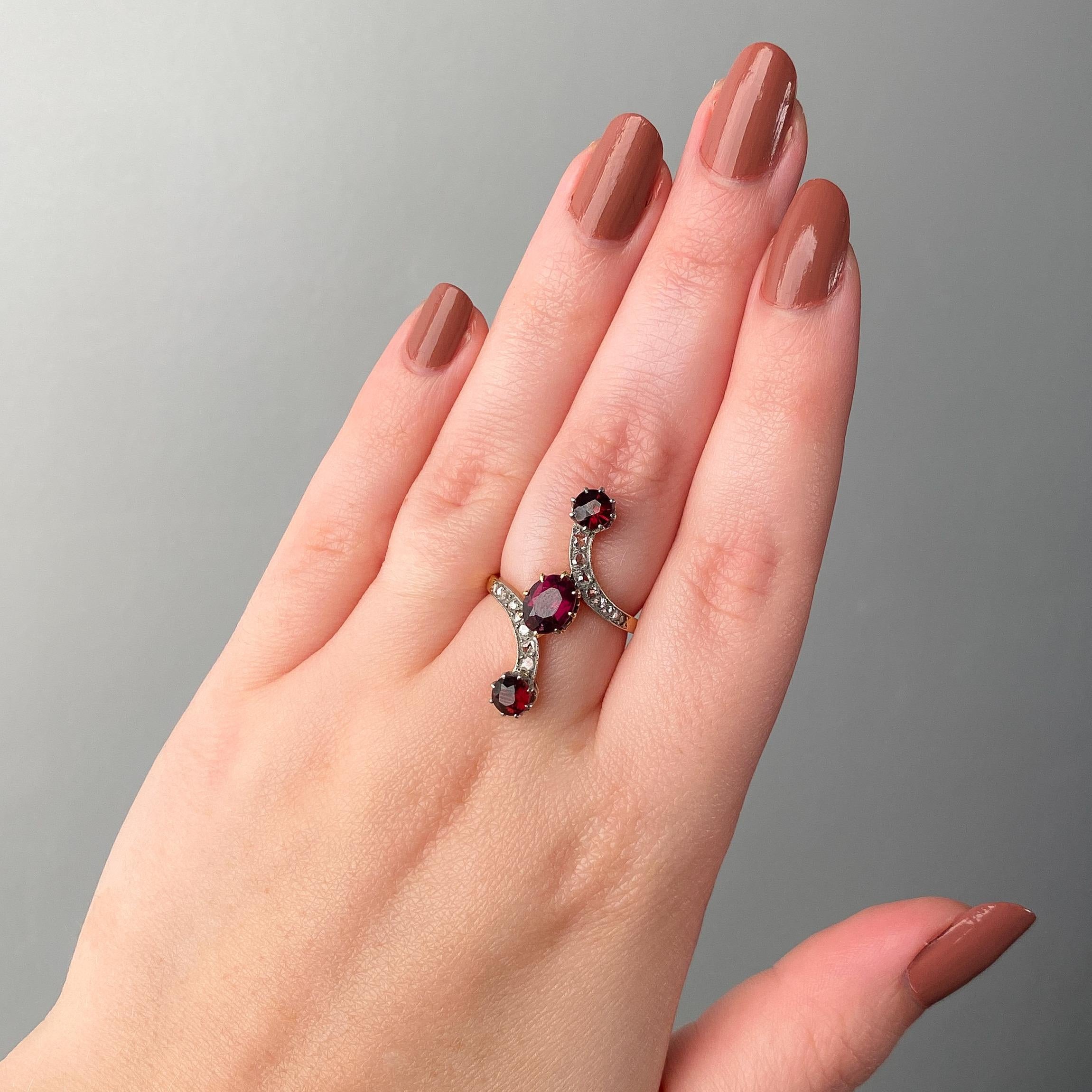 Antique French Garnet and Diamond Bypass Ring of 18k Gold (Bague de contournement en grenat et diamant en or 18k) Pour femmes en vente