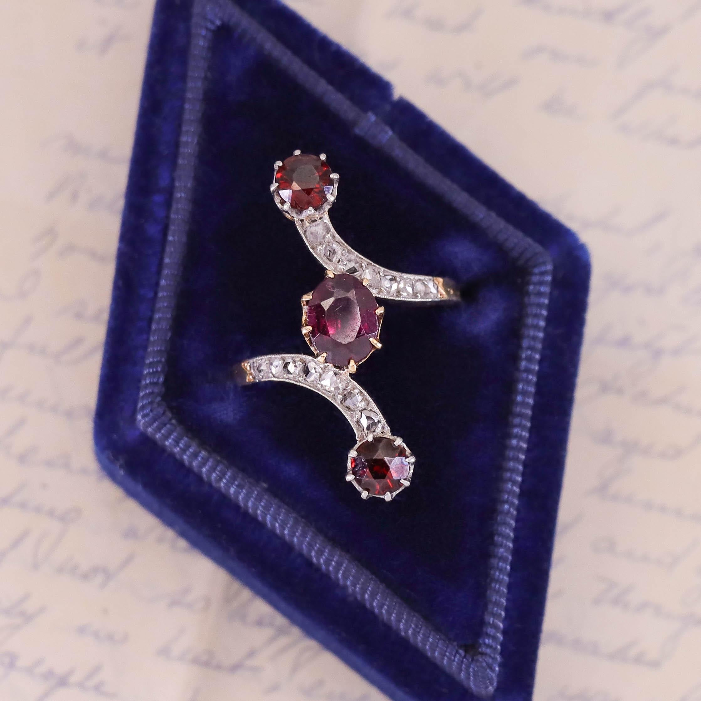 Antique French Garnet and Diamond Bypass Ring of 18k Gold (Bague de contournement en grenat et diamant en or 18k) en vente 1