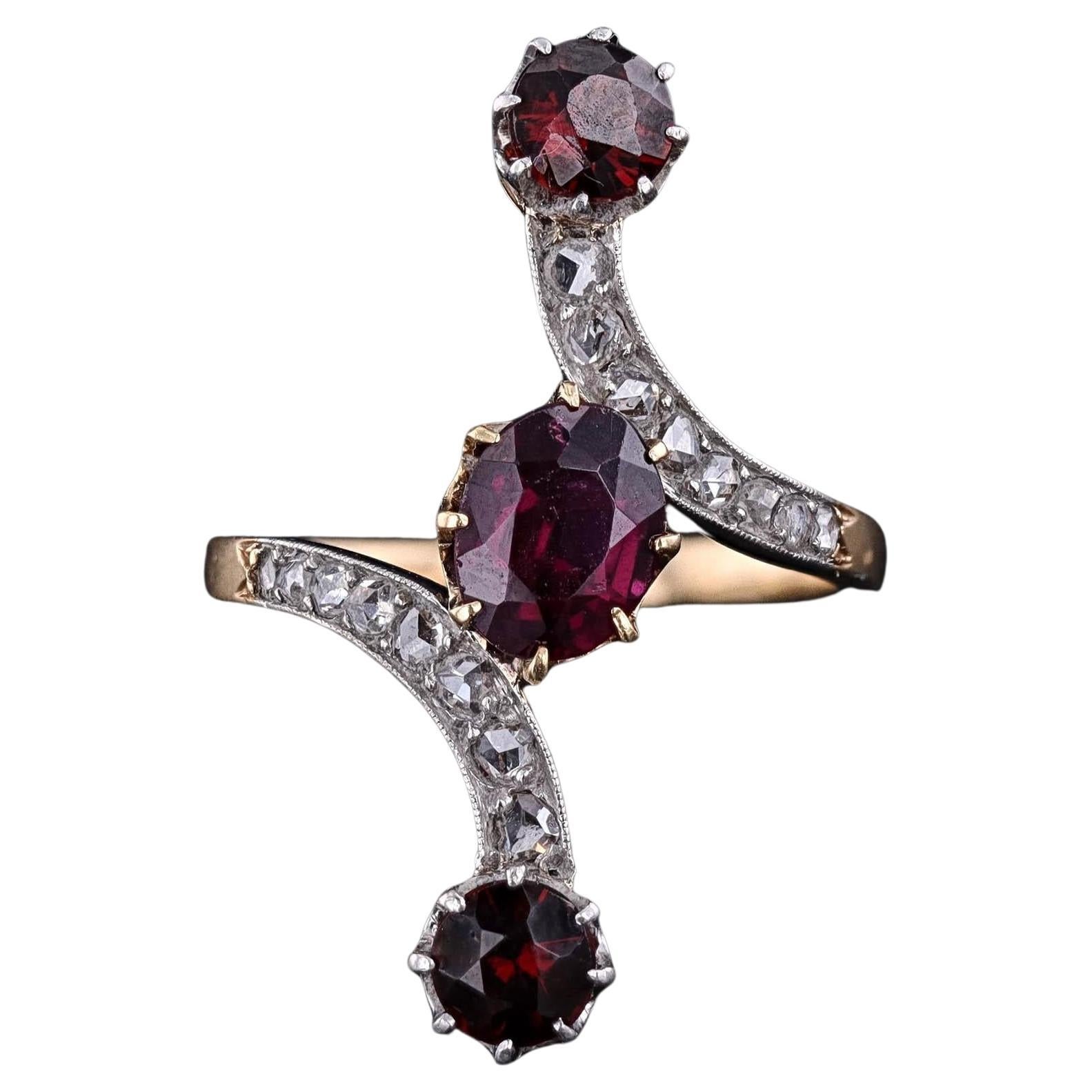 Antique French Garnet and Diamond Bypass Ring of 18k Gold (Bague de contournement en grenat et diamant en or 18k) en vente