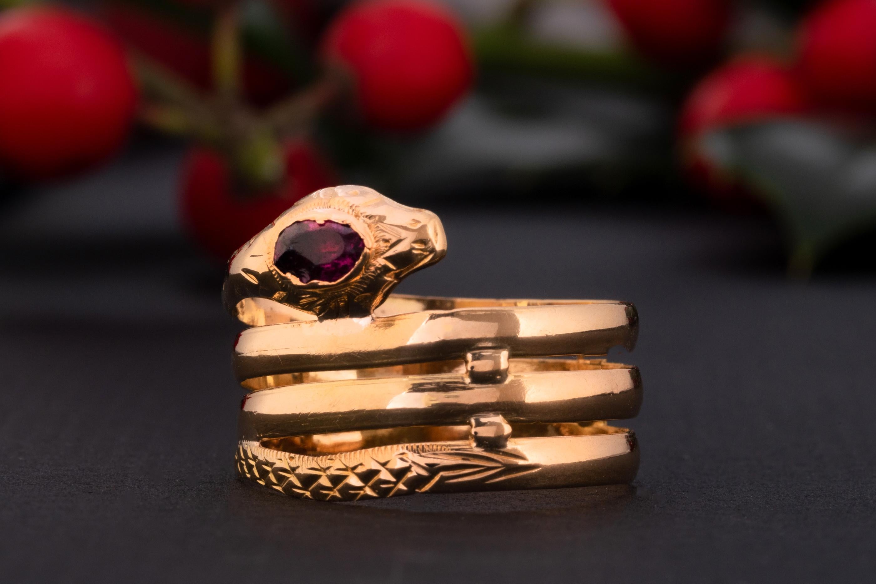 Antique French Garnet Serpent Ring, Antique 1900s Garnet 18k Gold Snake Ring In Good Condition In Rottedam, NL