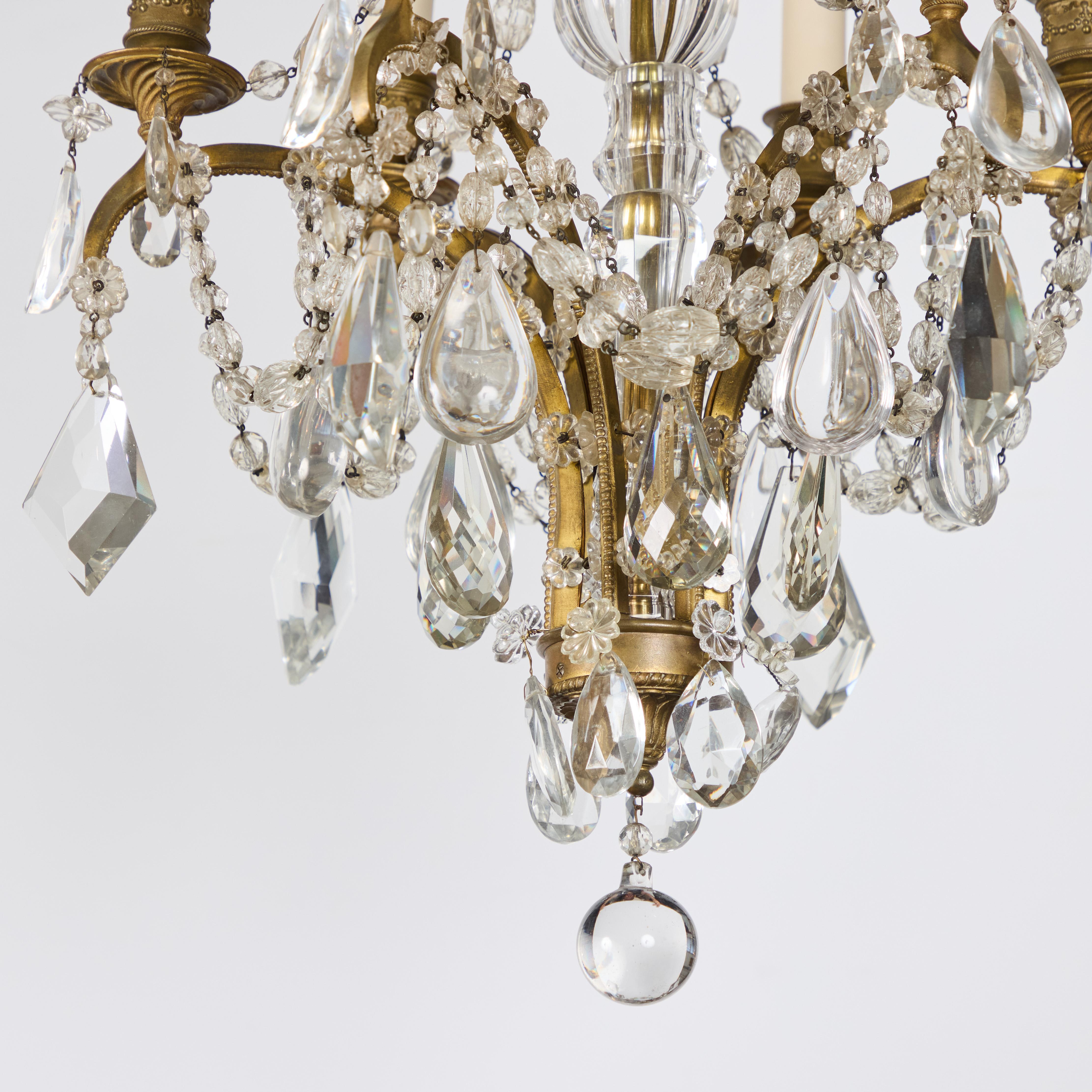 Dorato Antico lampadario francese in bronzo dorato e cristallo in vendita