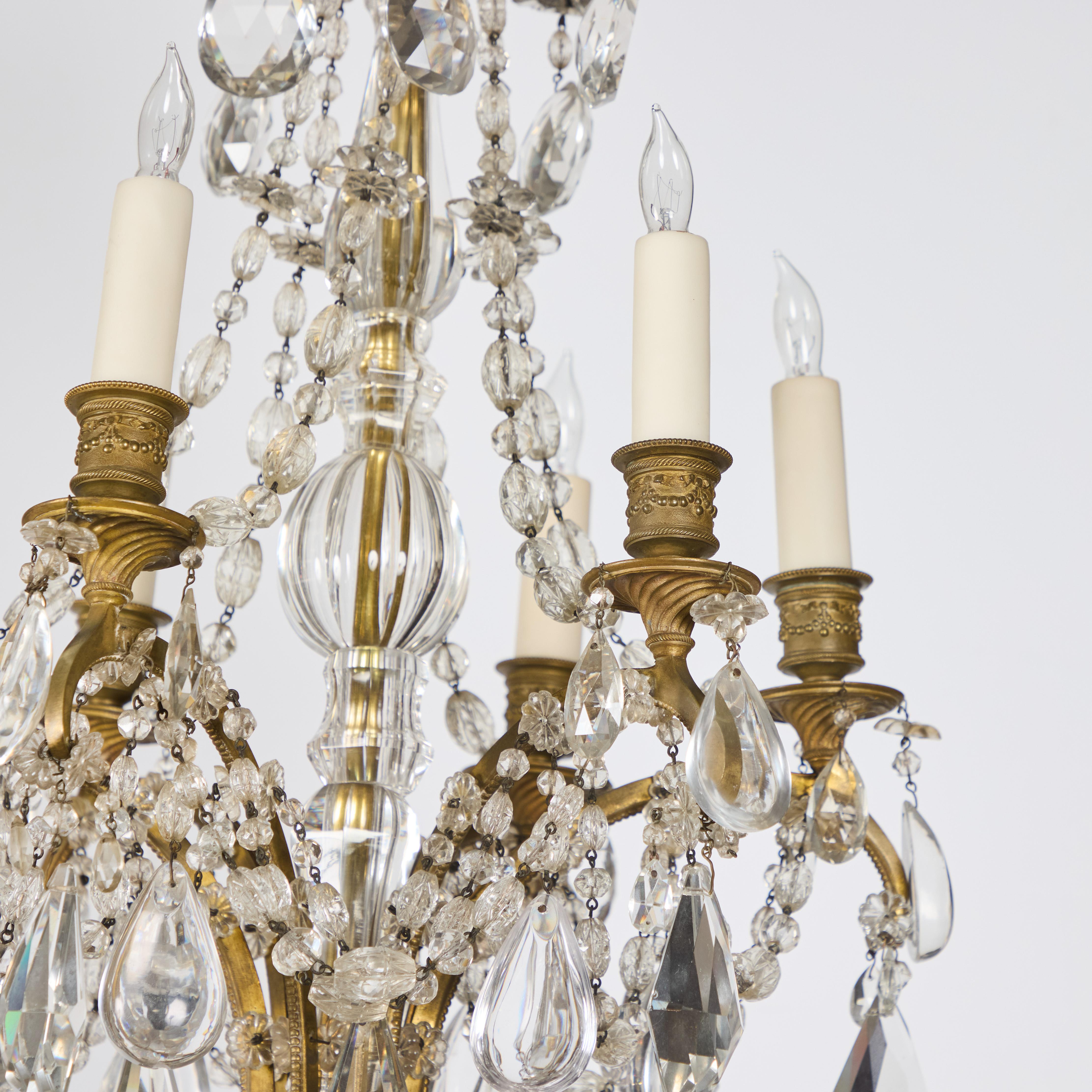 XIX secolo Antico lampadario francese in bronzo dorato e cristallo in vendita